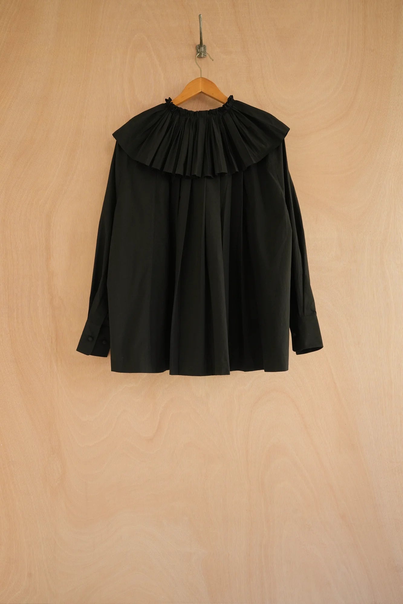UNISECON carcy top in black, back view