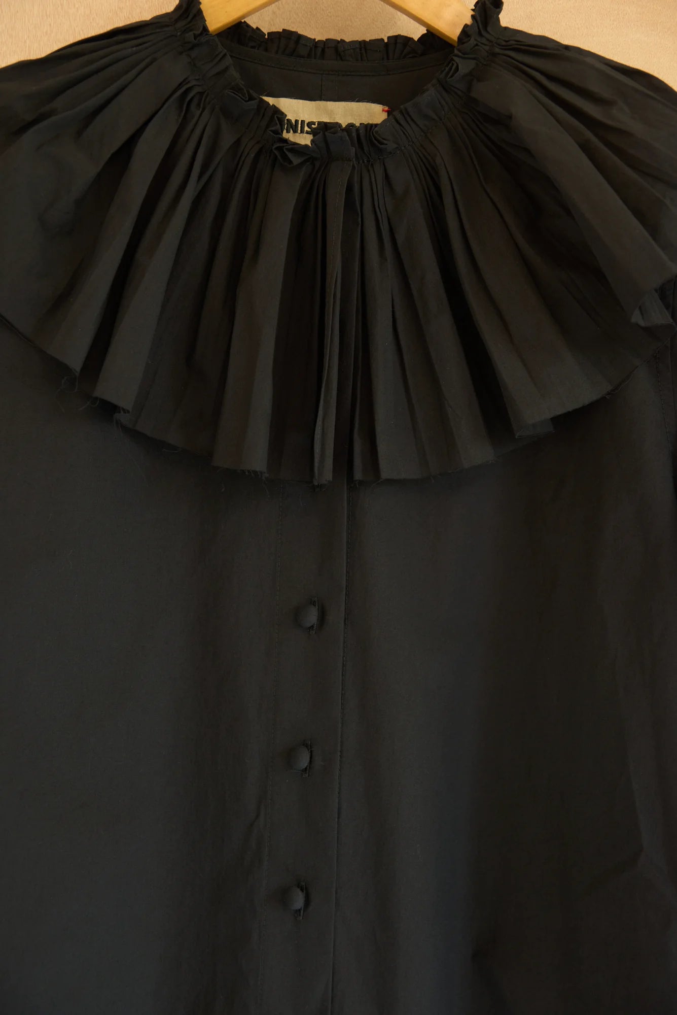UNISECON carcy top in black, detail view