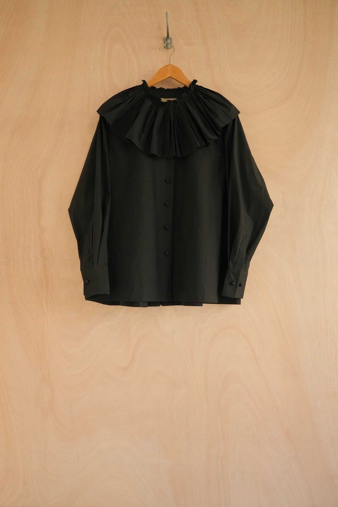 UNISECON carcy top in black, front view