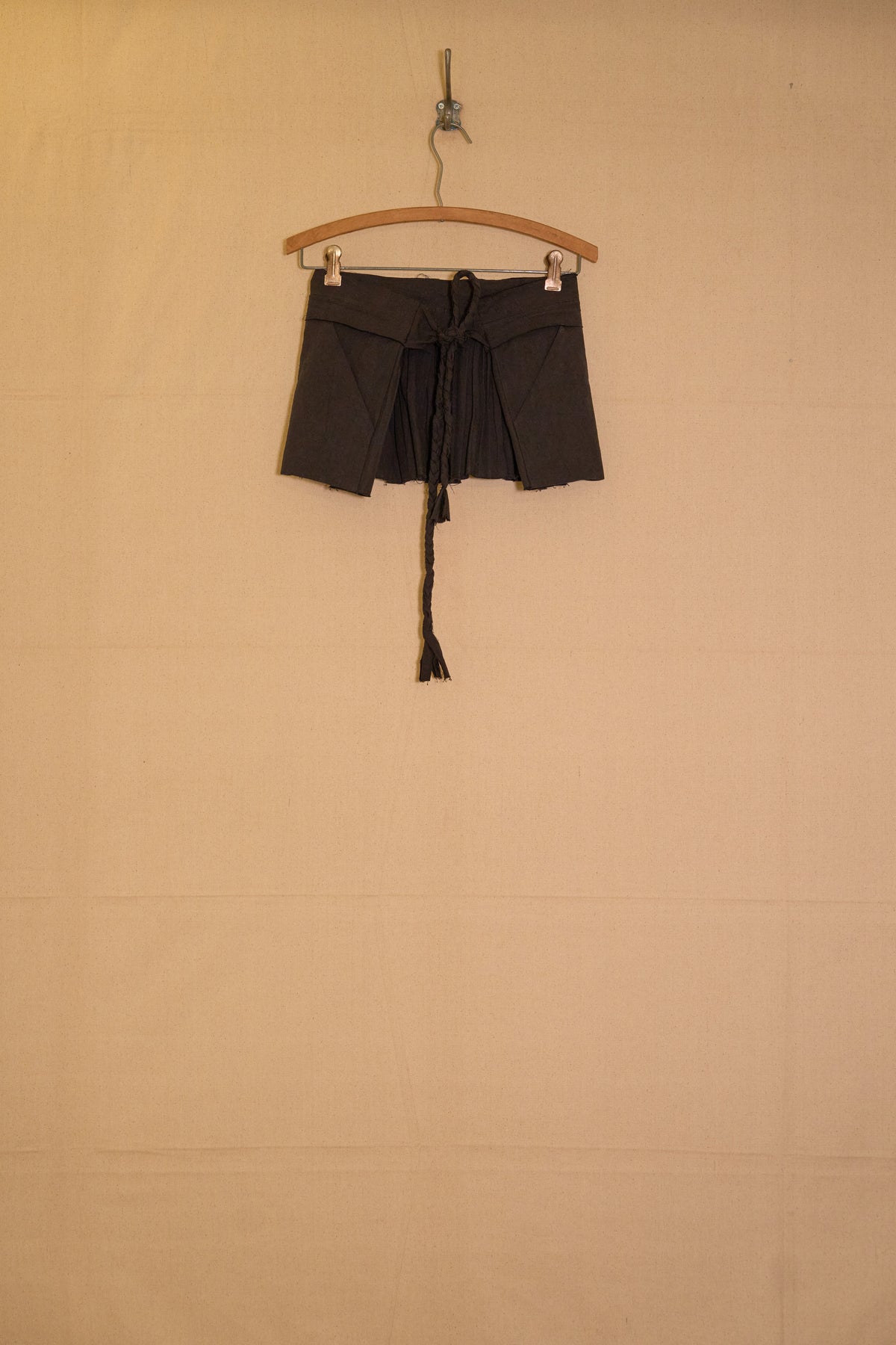 UNISECON Cora apron in black back view