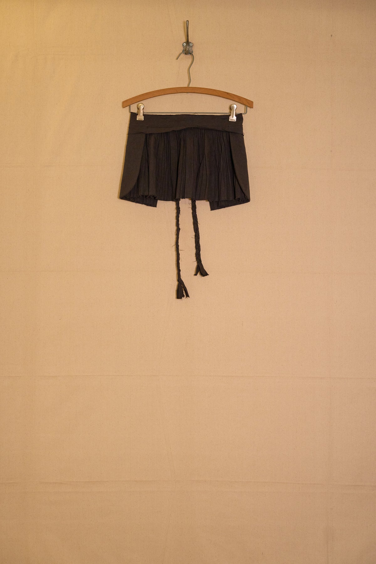 UNISECON Cora apron in black detail view