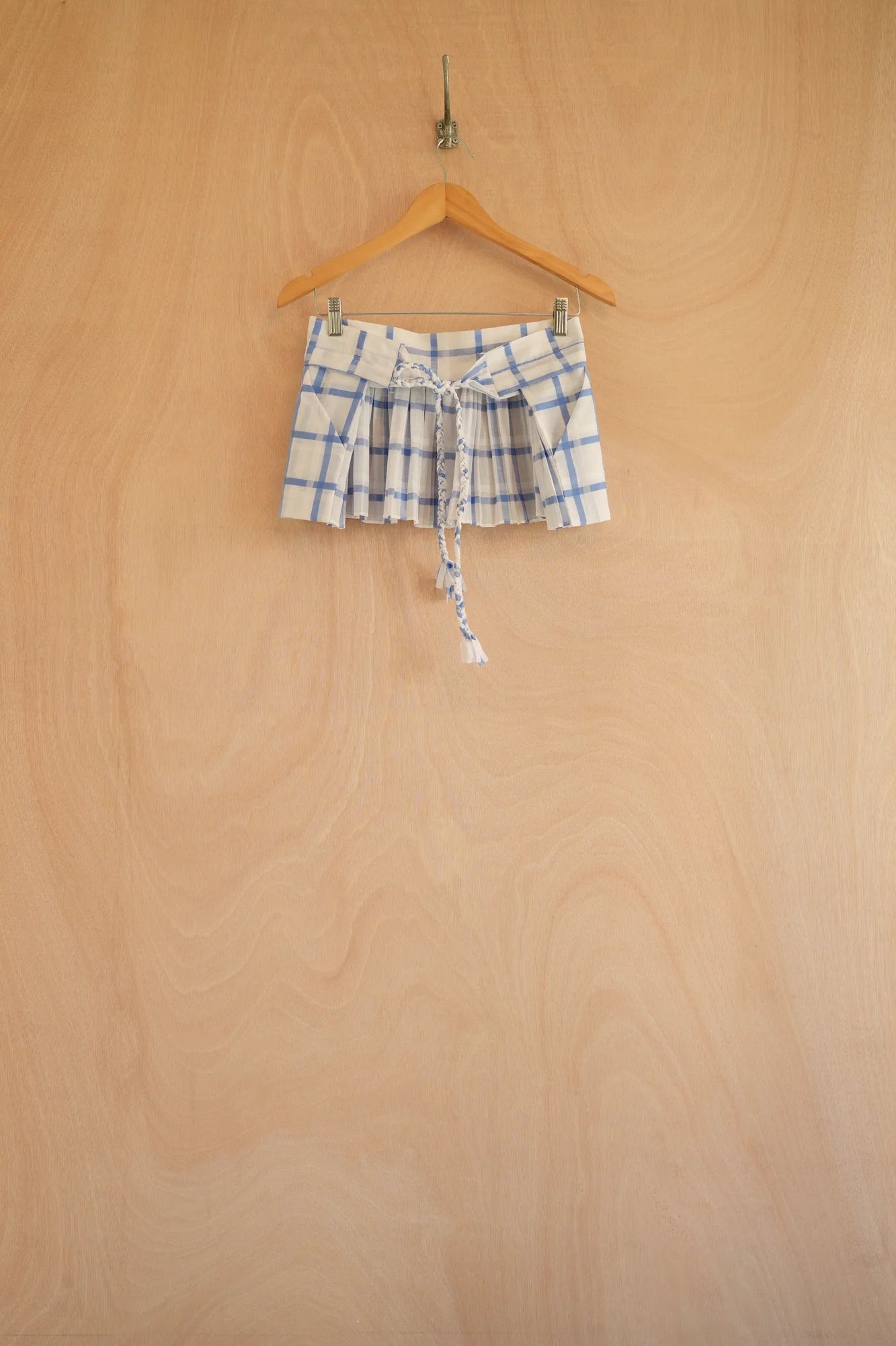 UNISECON Cora apron in white, back view