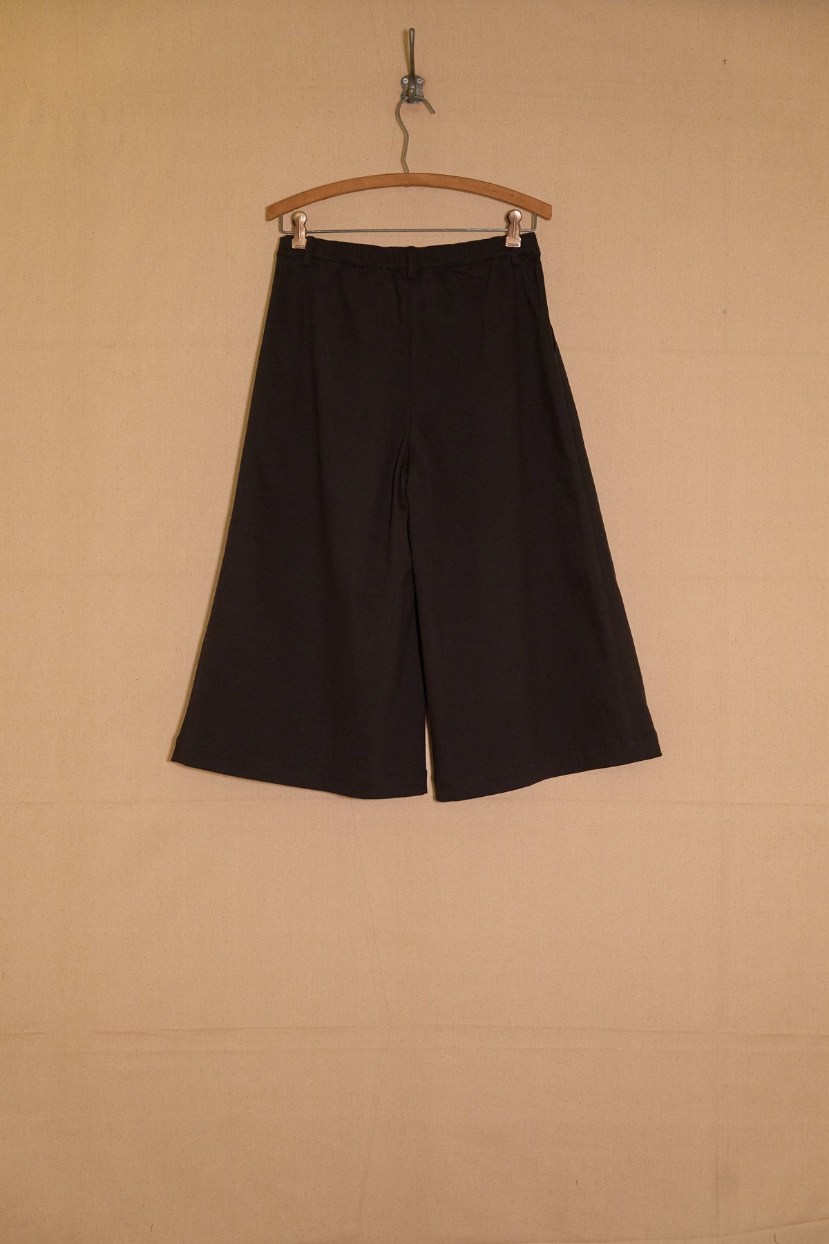 UNISECON Dee pants in black back view