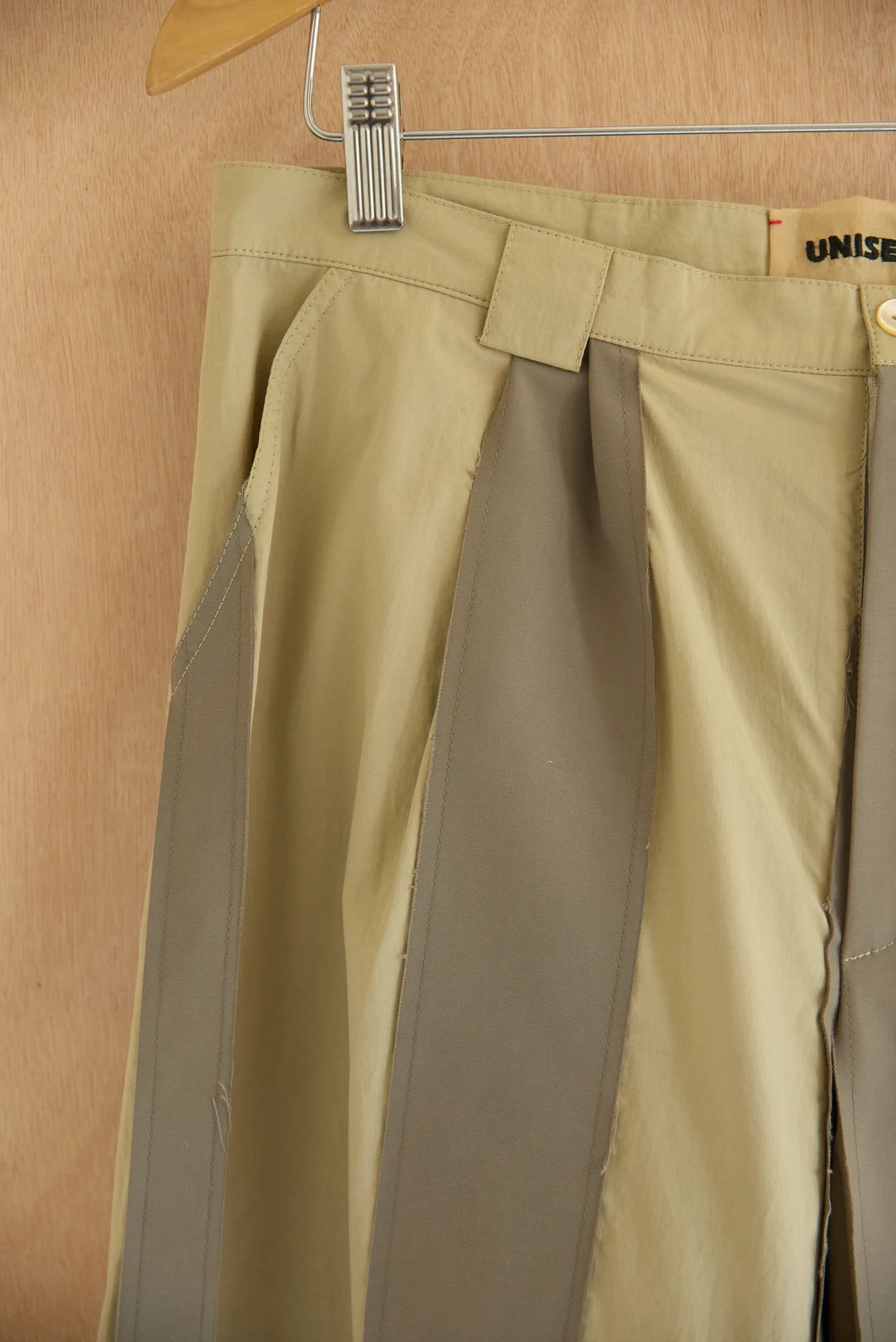UNISECON Dee pants in taupe/olive, detail view 01