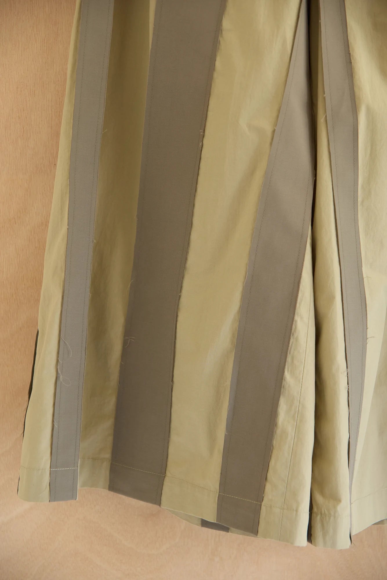 UNISECON Dee pants in taupe/olive, detail view 02