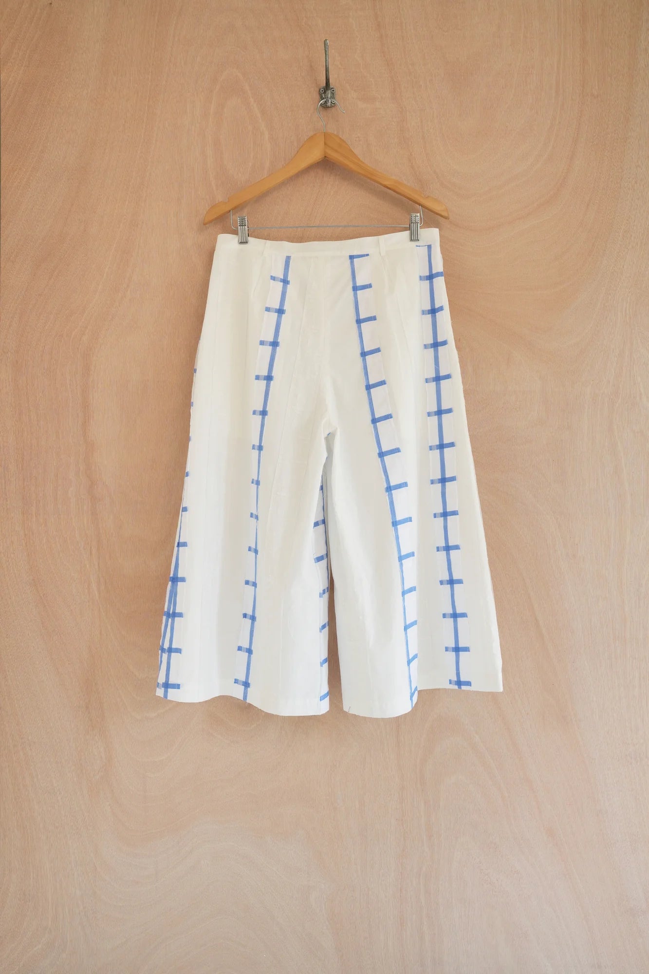 UNISECON Dee pants in white, back view