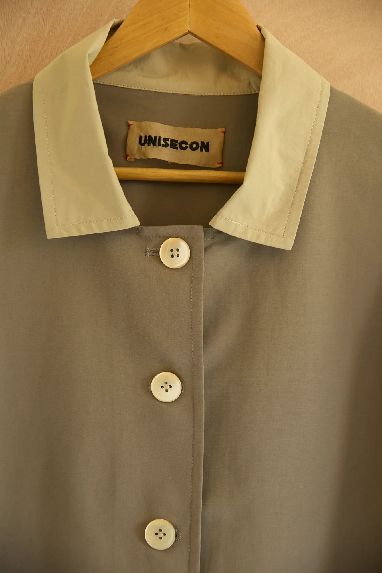 UNISECON Edna jacket in olive/taupe, detail view