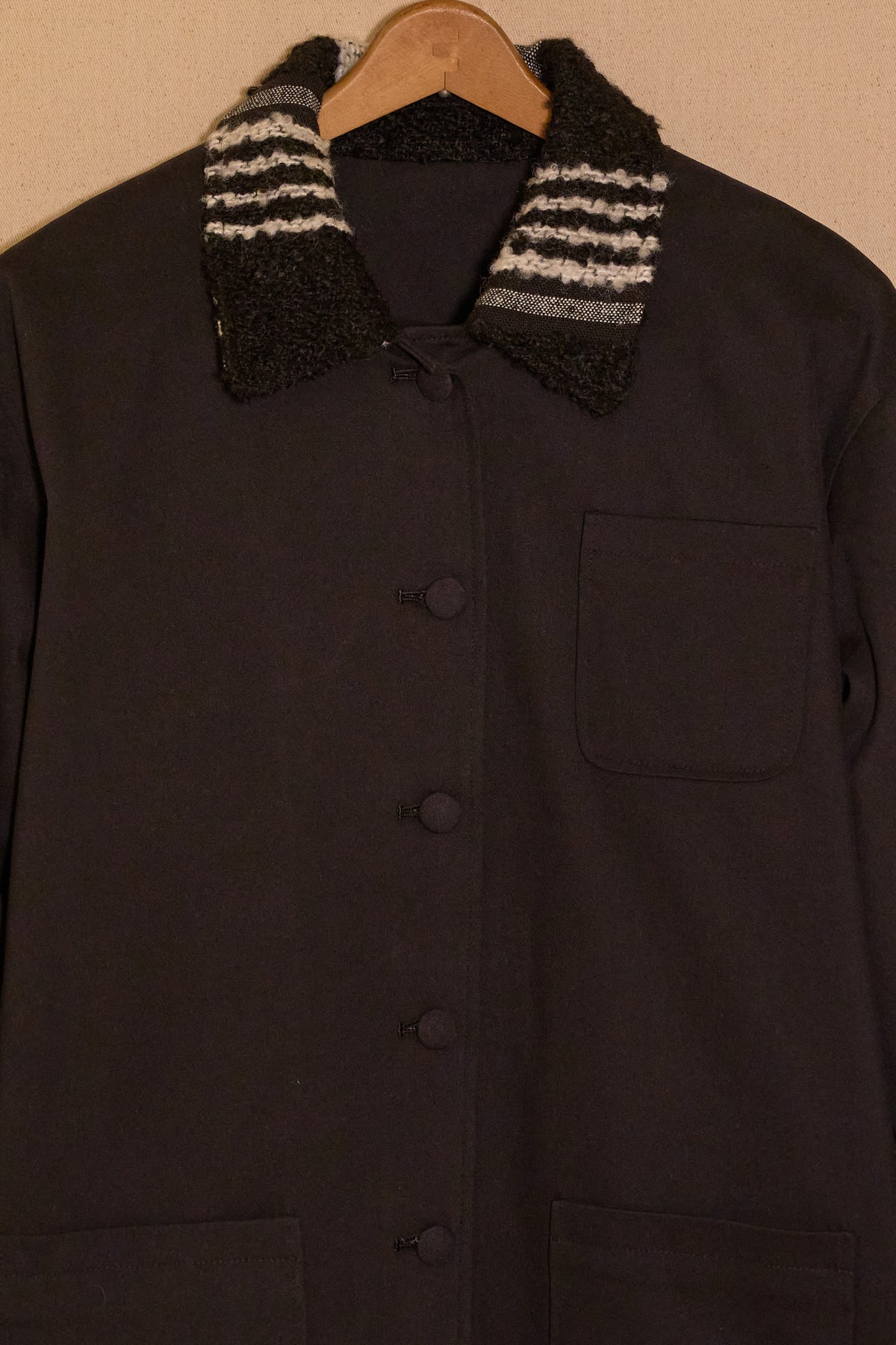 UNISECON Jea jacket in black detail view