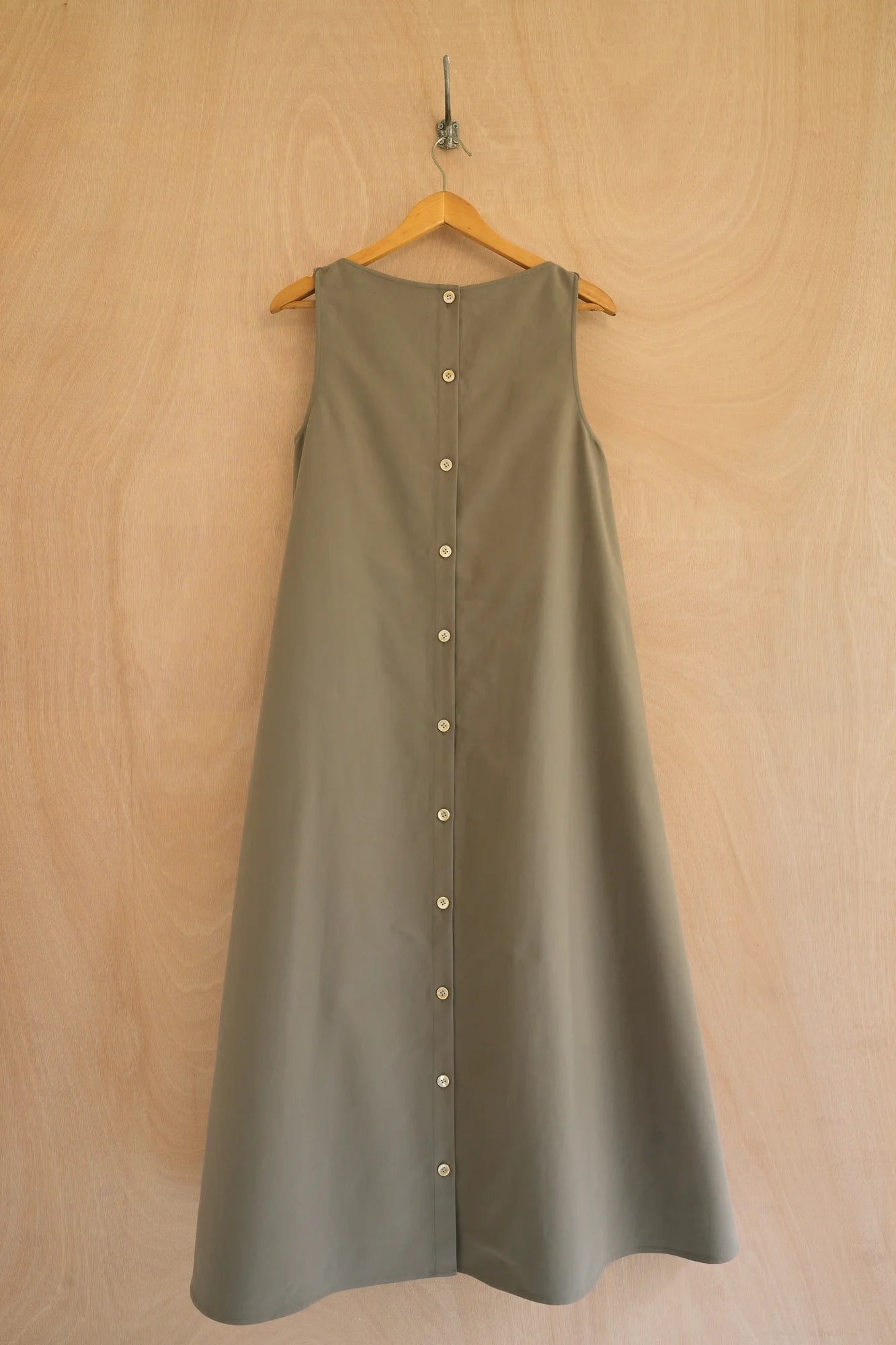 UNISECON Lana dress in olive, back view