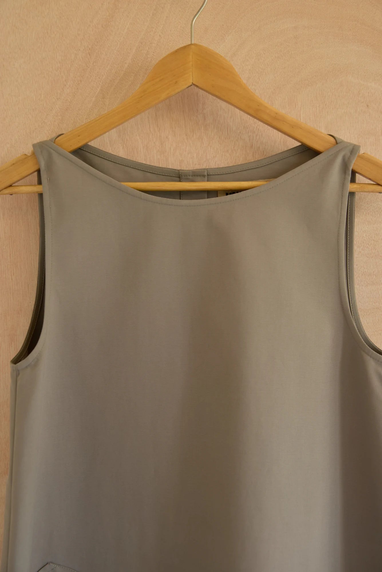 UNISECON Lana dress in olive, detail view