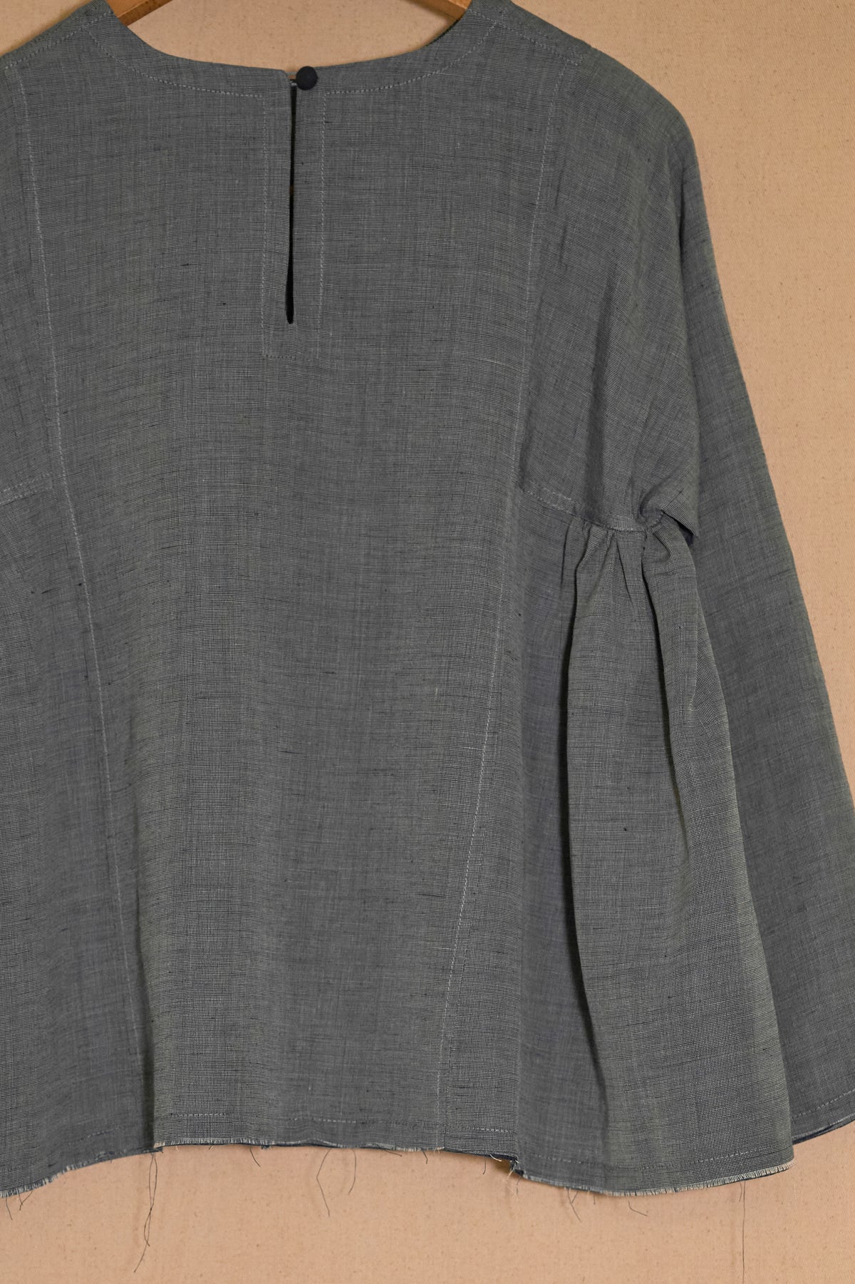 UNISECON Leona top in blue detail view
