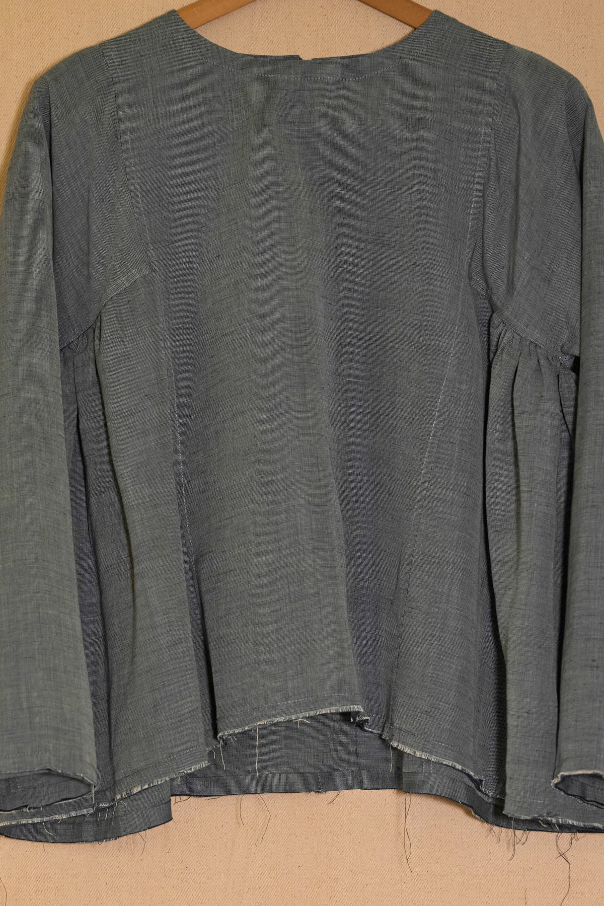 UNISECON Leona top in blue detail view