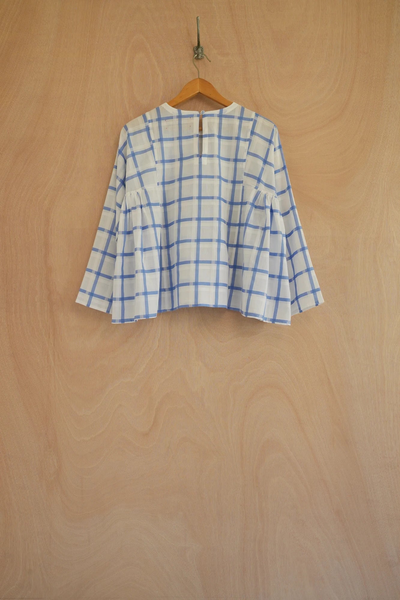 UNISECON Leona top in white/blue, back view