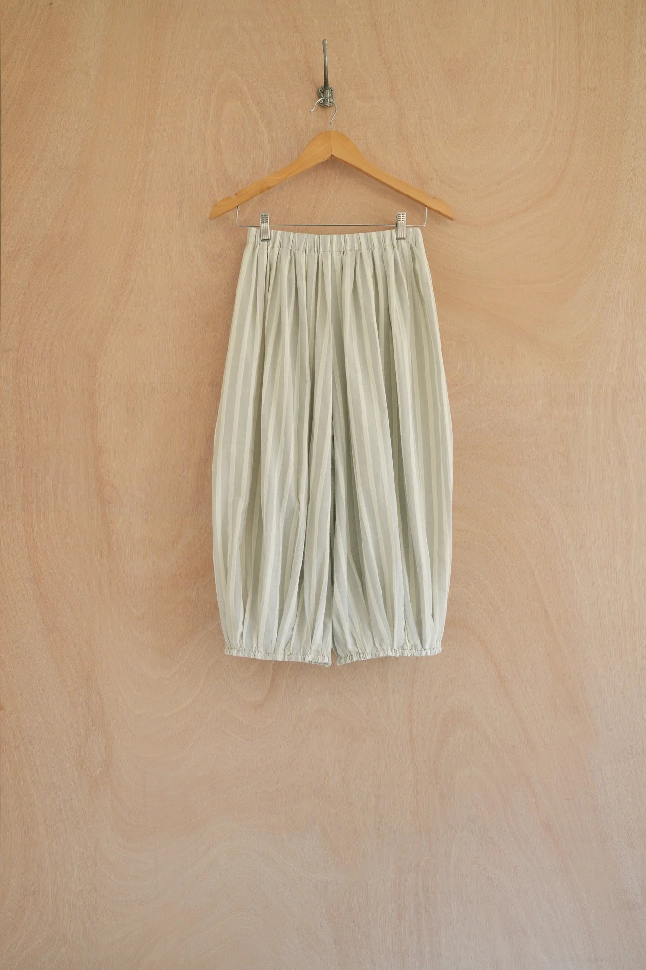 UNISECON Lume pants in grey, front view