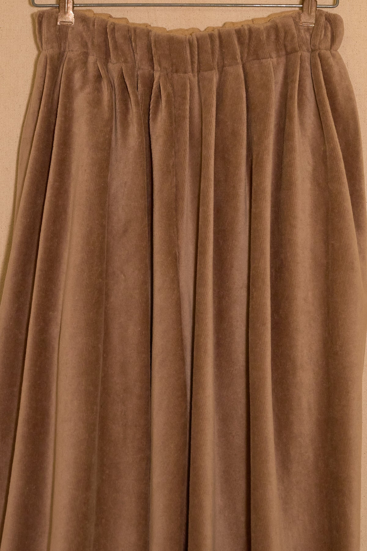 UNISECON Odell pants in oatmeal detail view