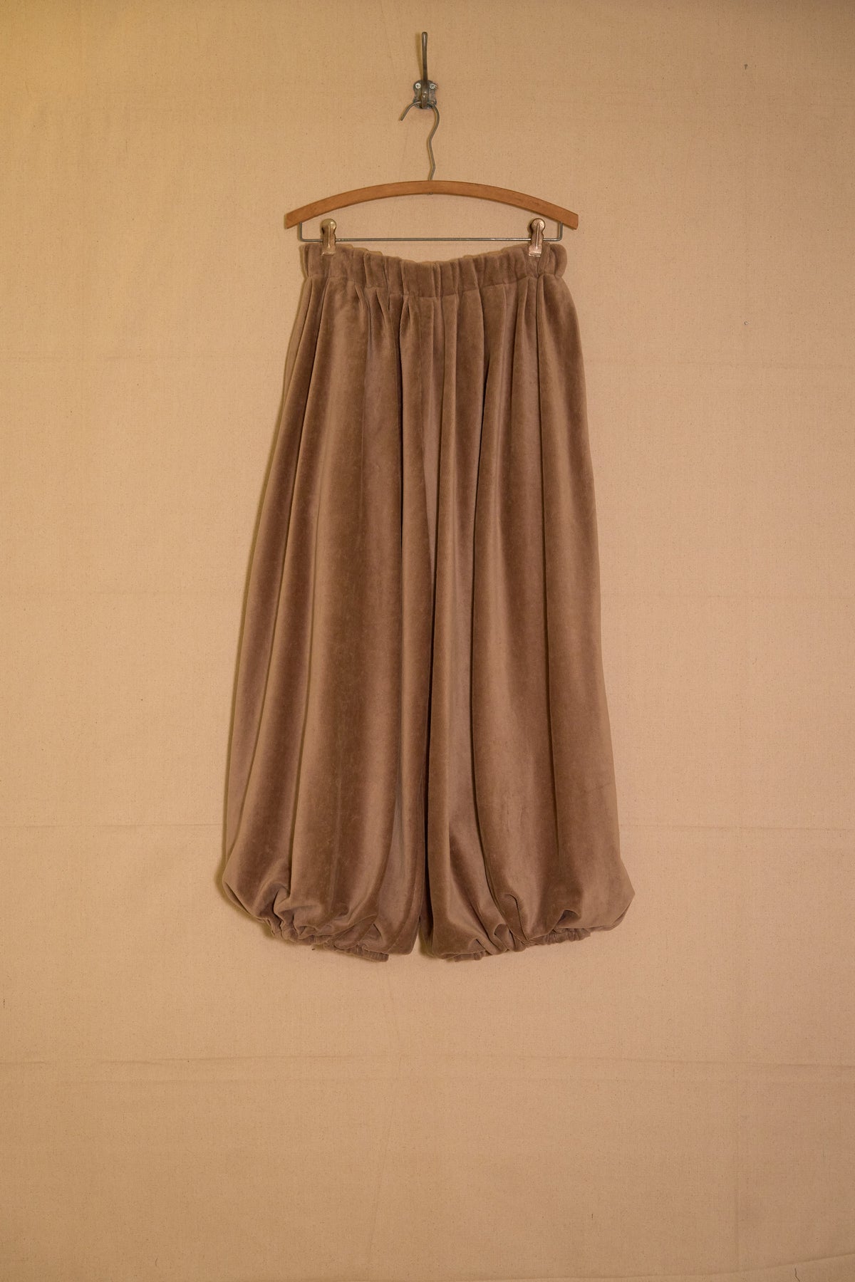 UNISECON Odell pants in oatmeal front view