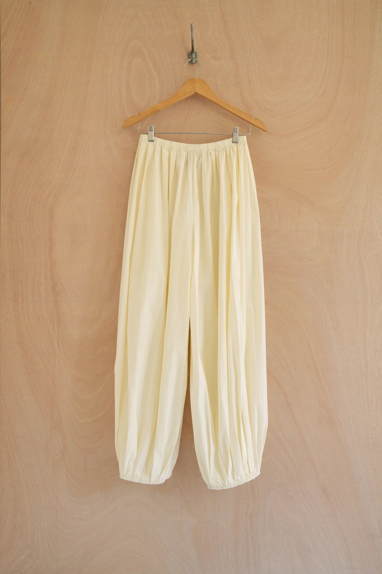 UNISECON Odell pants in white, back view