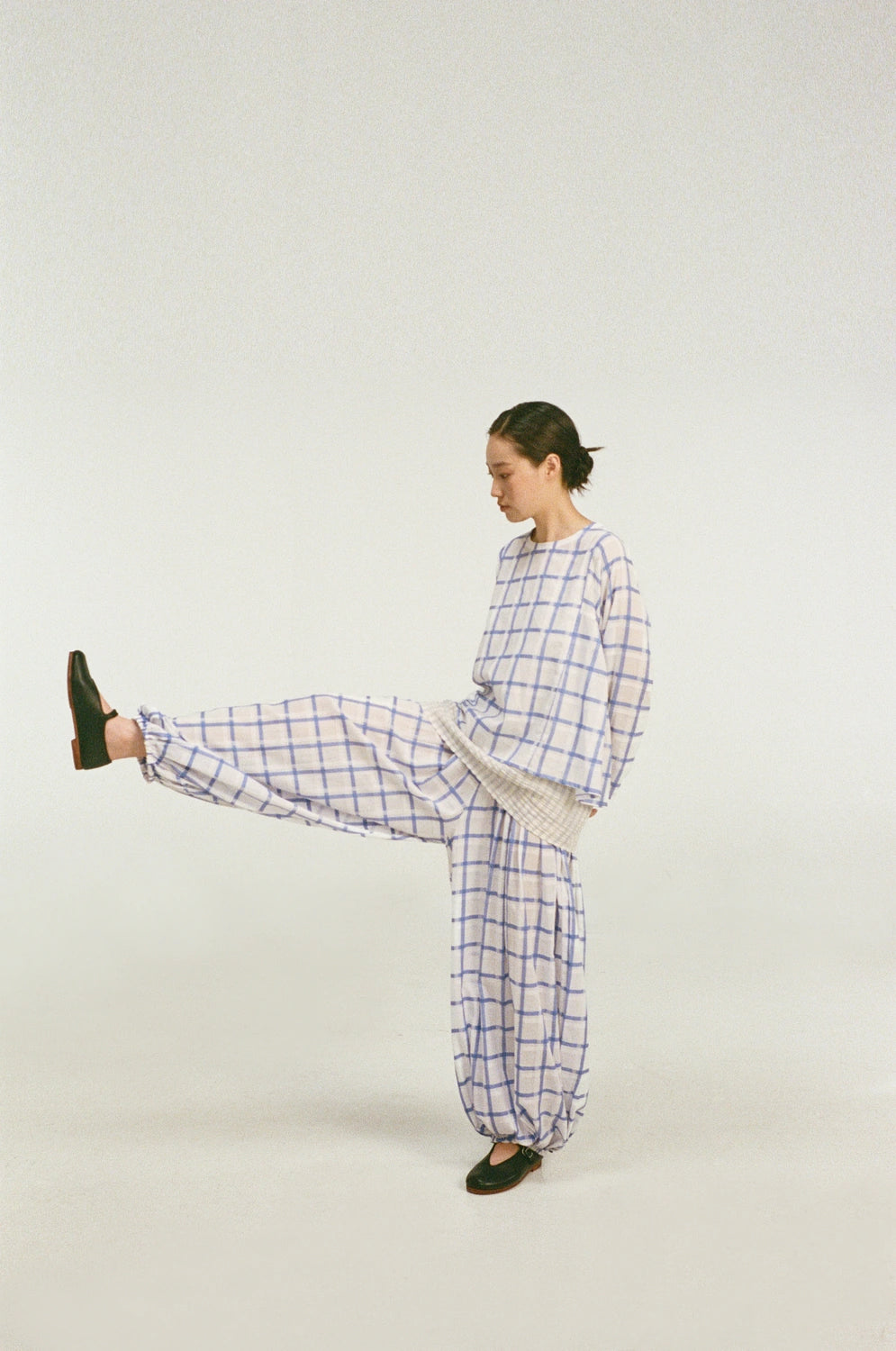 unisecon-odell-pants-white-blue-cotton-full-body-pose