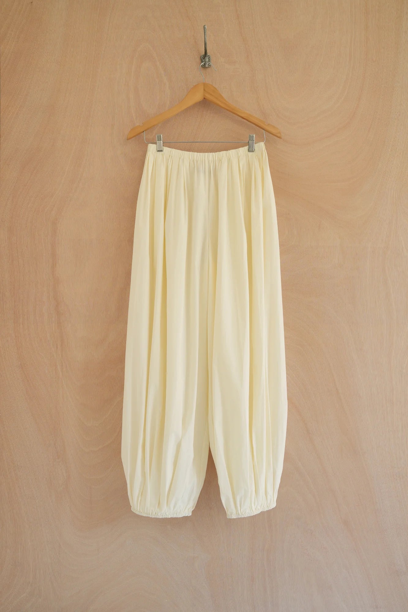 UNISECON Odell pants in white, front view