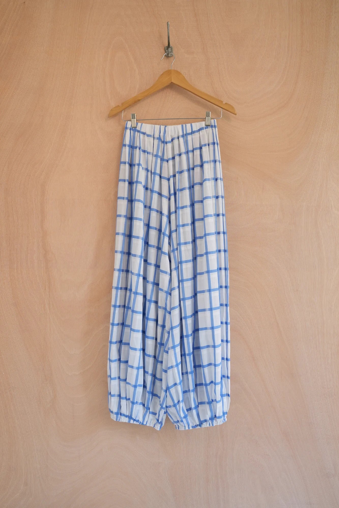 UNISECON odell pants in white/blue, front view