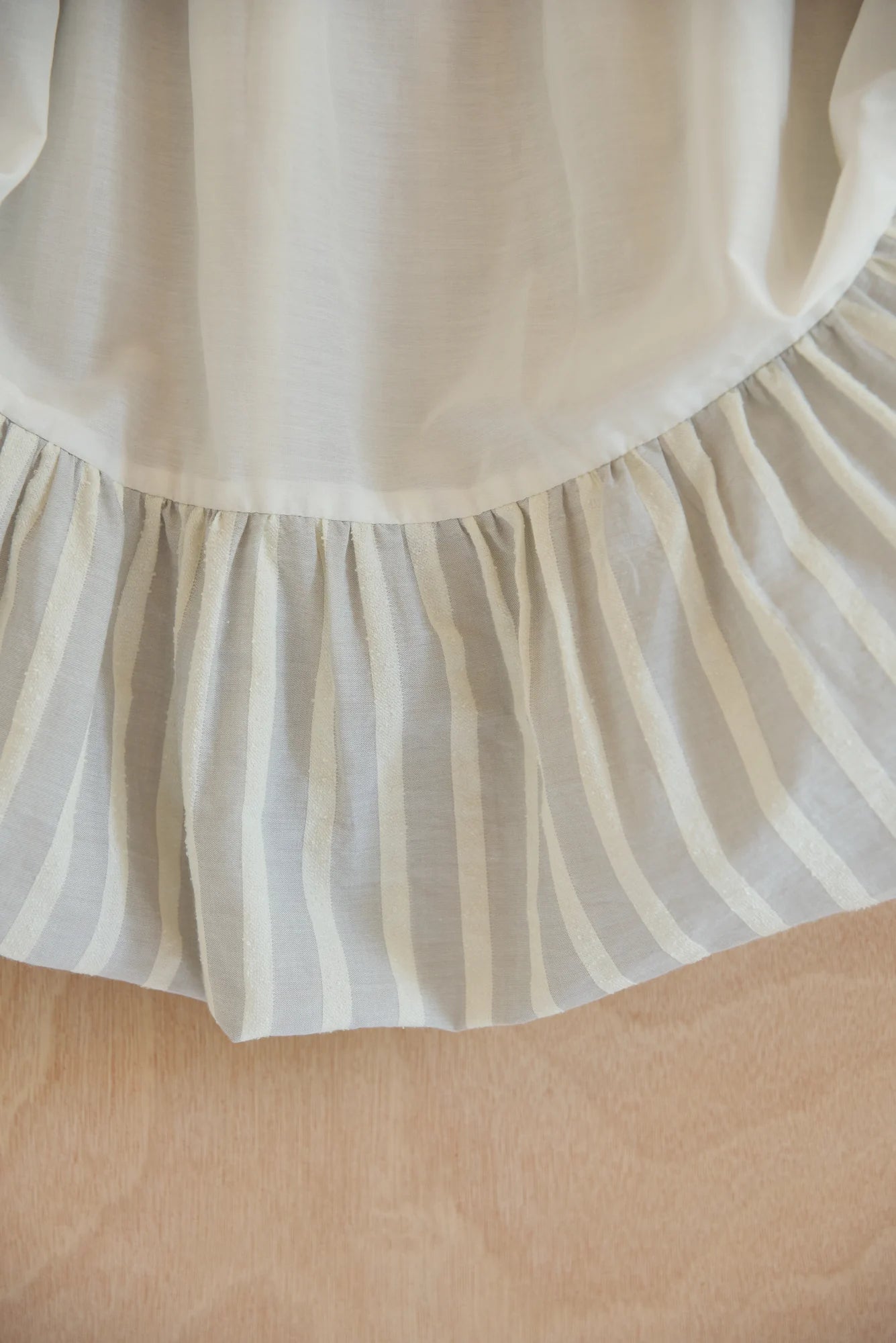 UNISECON Odon top in grey, detail view