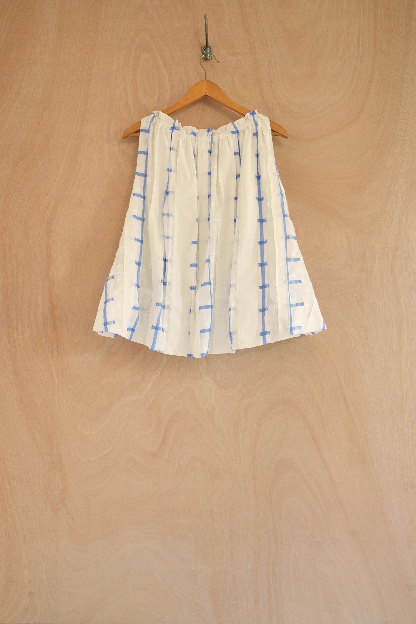 UNISECON Orr top in white/blue, back view