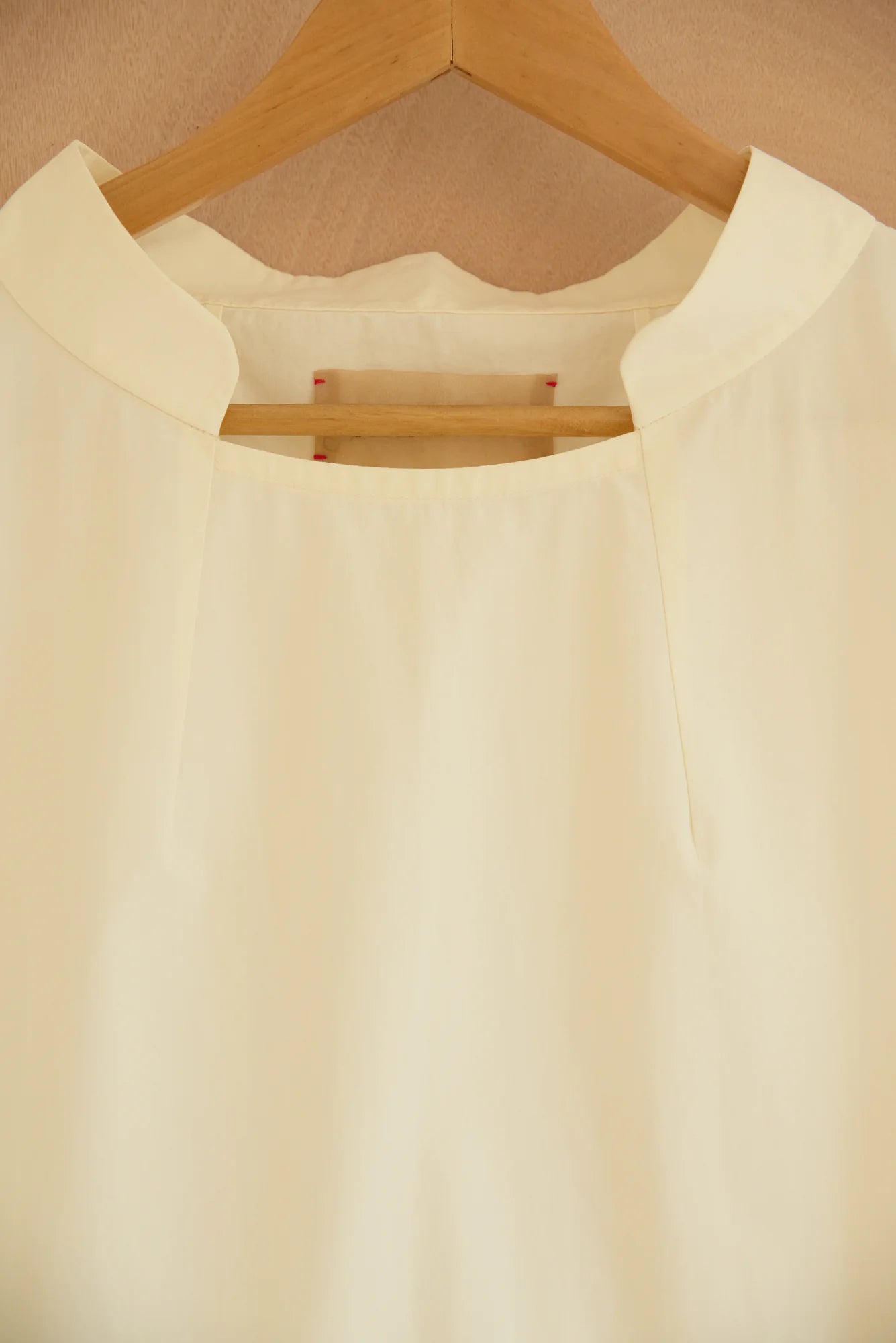 UNISECON oryn top in cream, detail view