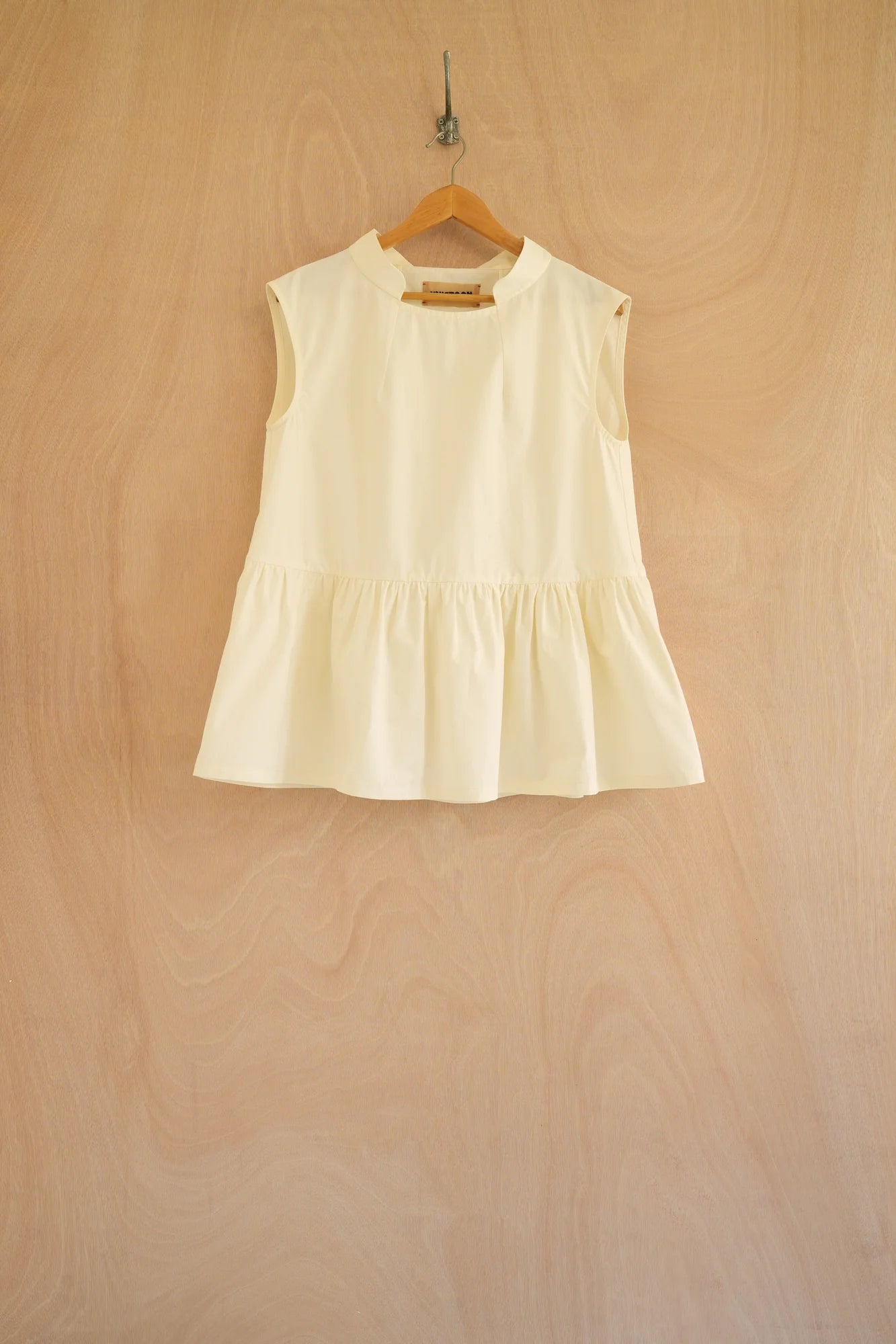 UNISECON oryn top in cream, front view