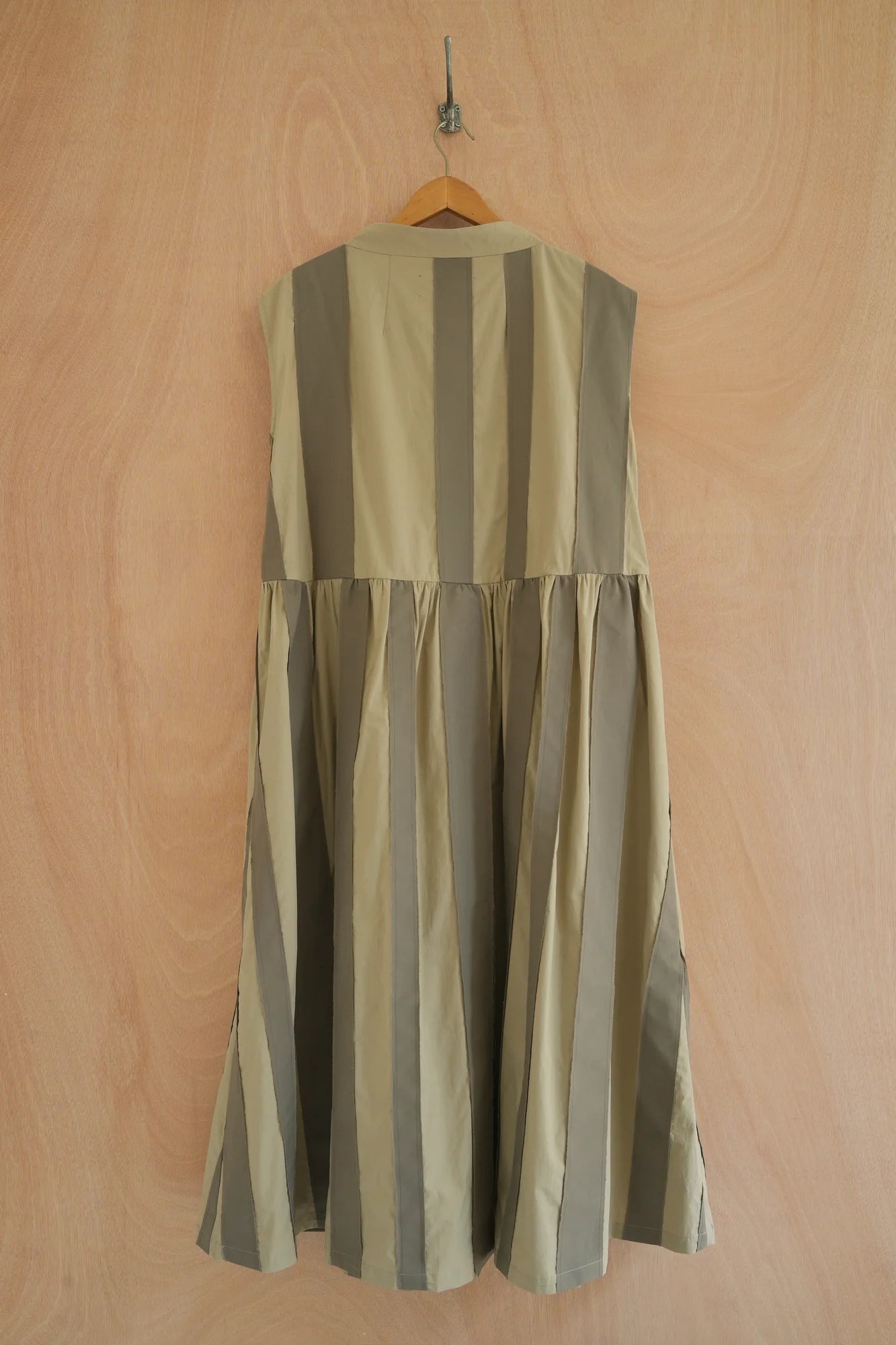UNISECON Patti dress in taupe/olive, back view