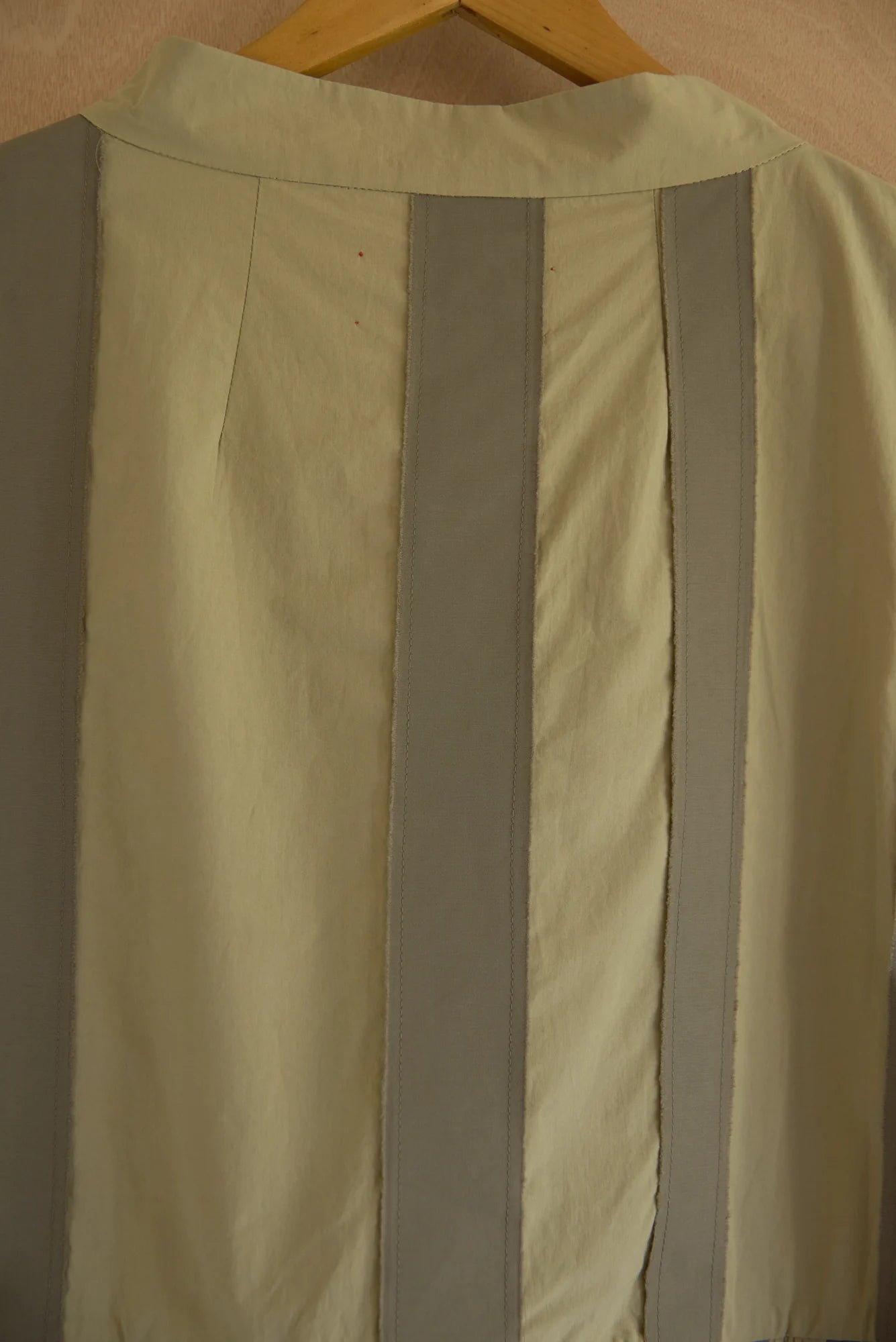 UNISECON Patti dress in taupe/olive, detail view 02