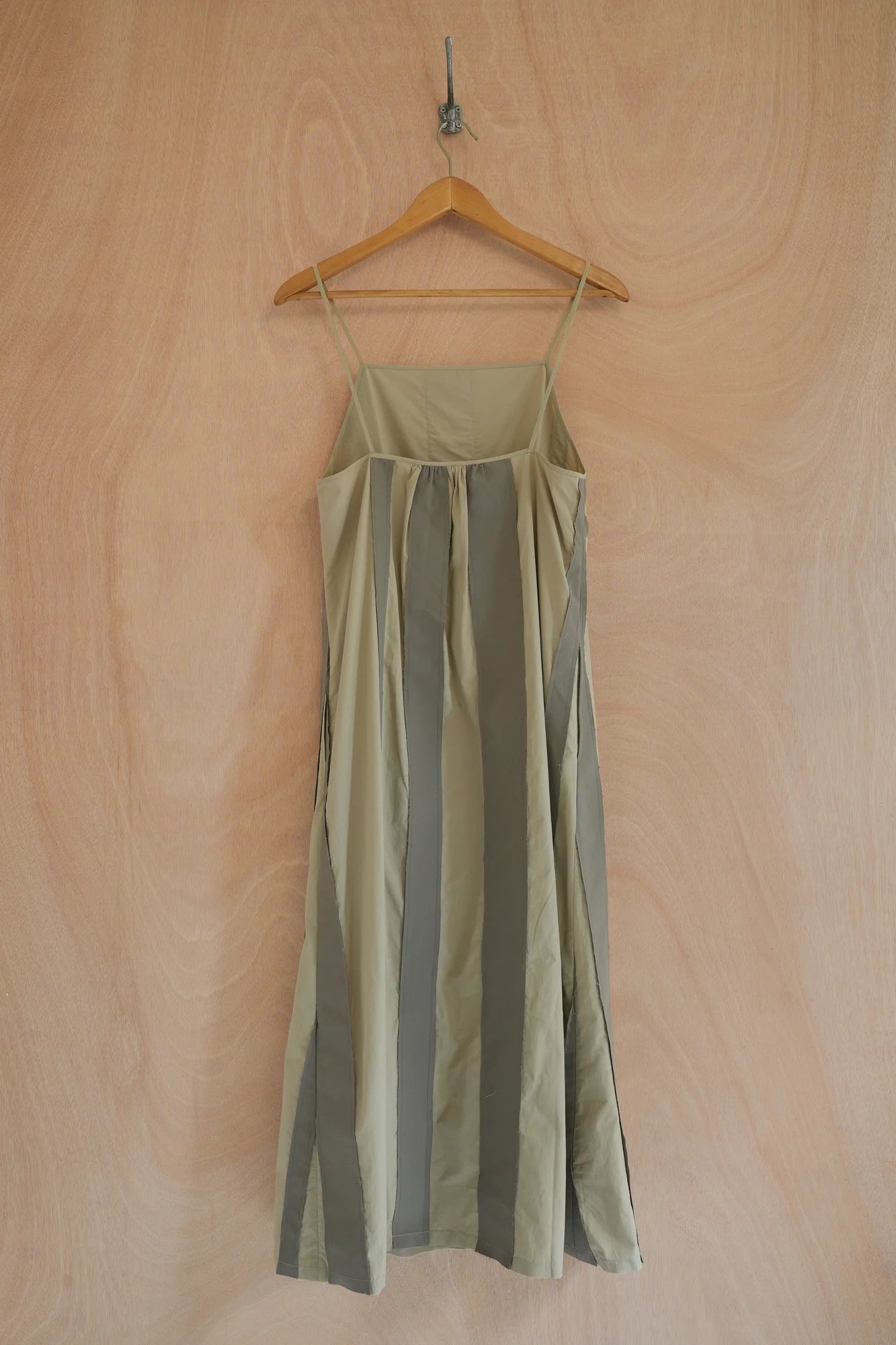 UNISECON Paula dress in taupe/olive, back view