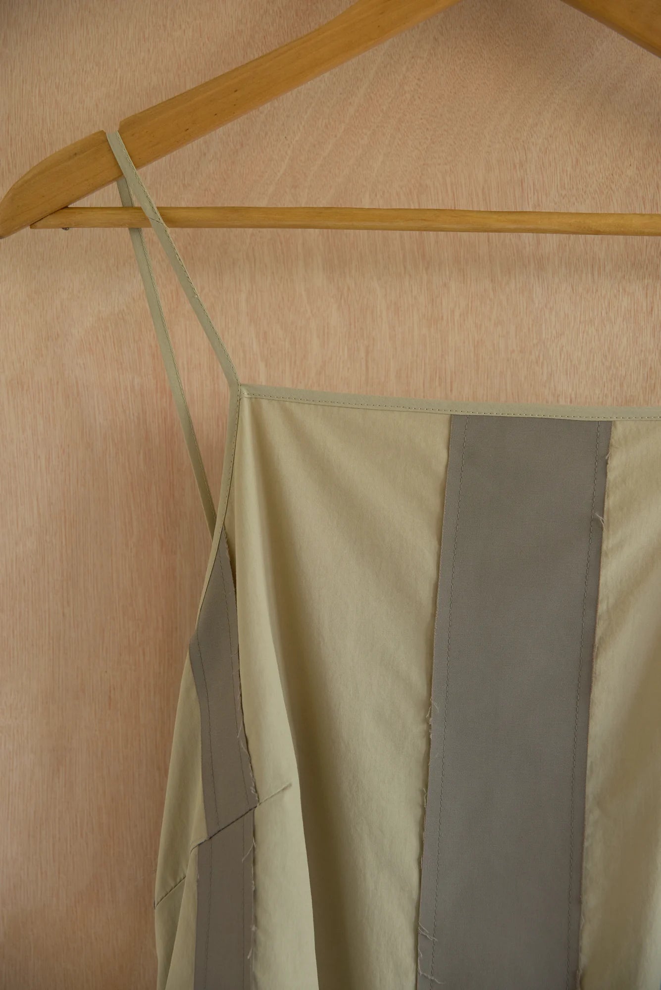 UNISECON Paula dress in taupe/olive, detail view 01