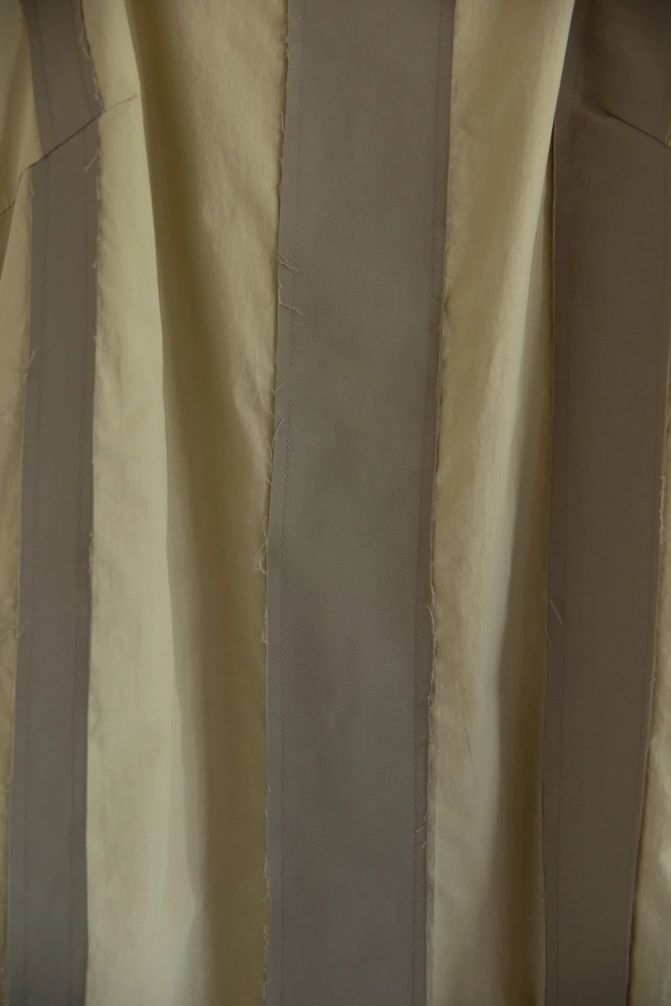 UNISECON Paula dress in taupe/olive, detail view