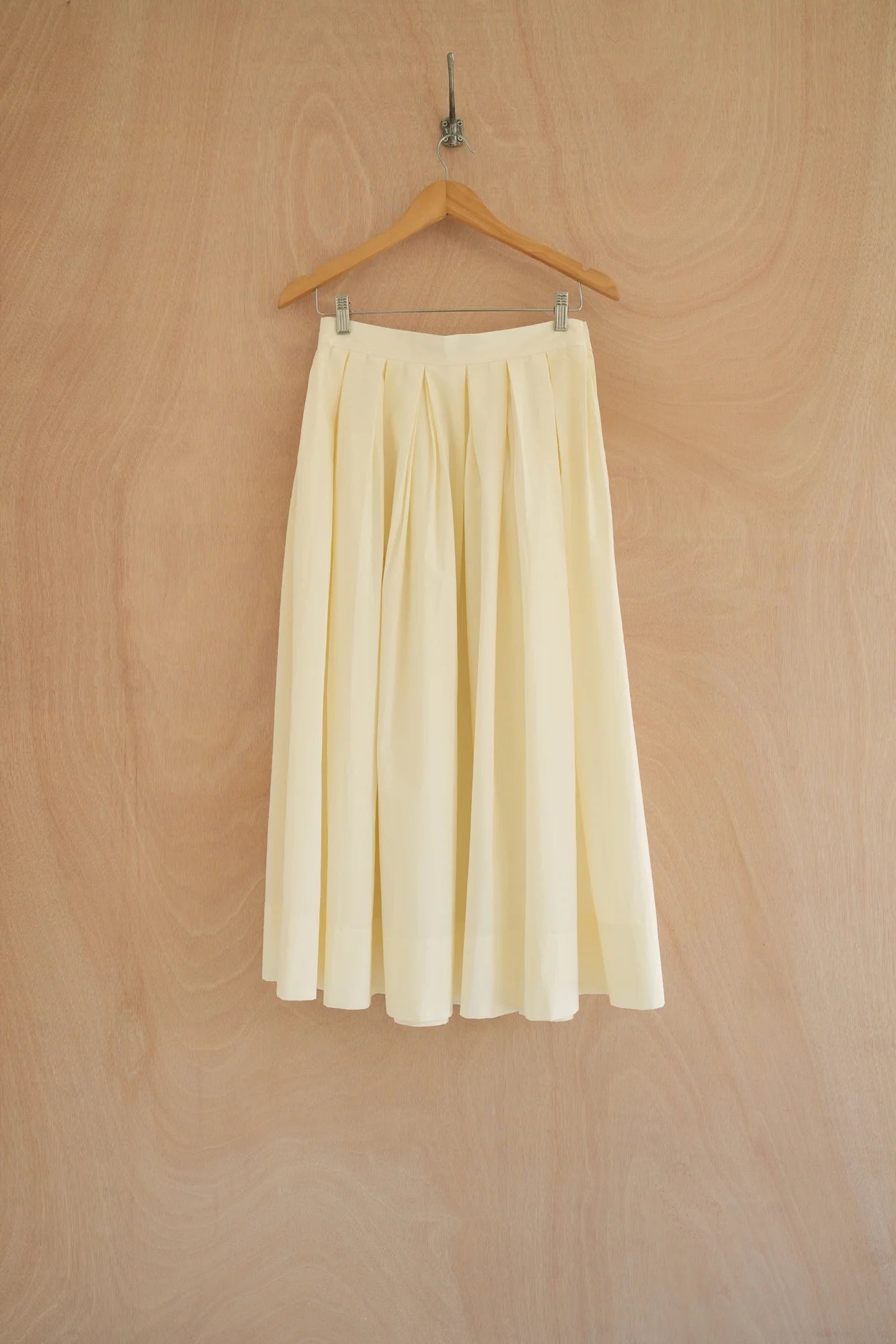UNISECON Perla skirt in cream, back view