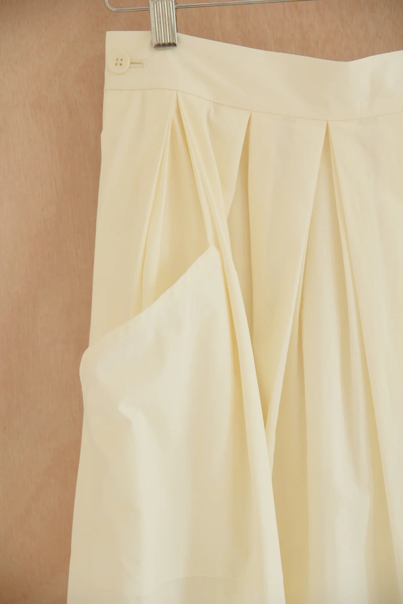 UNISECON Perla skirt in cream detail view