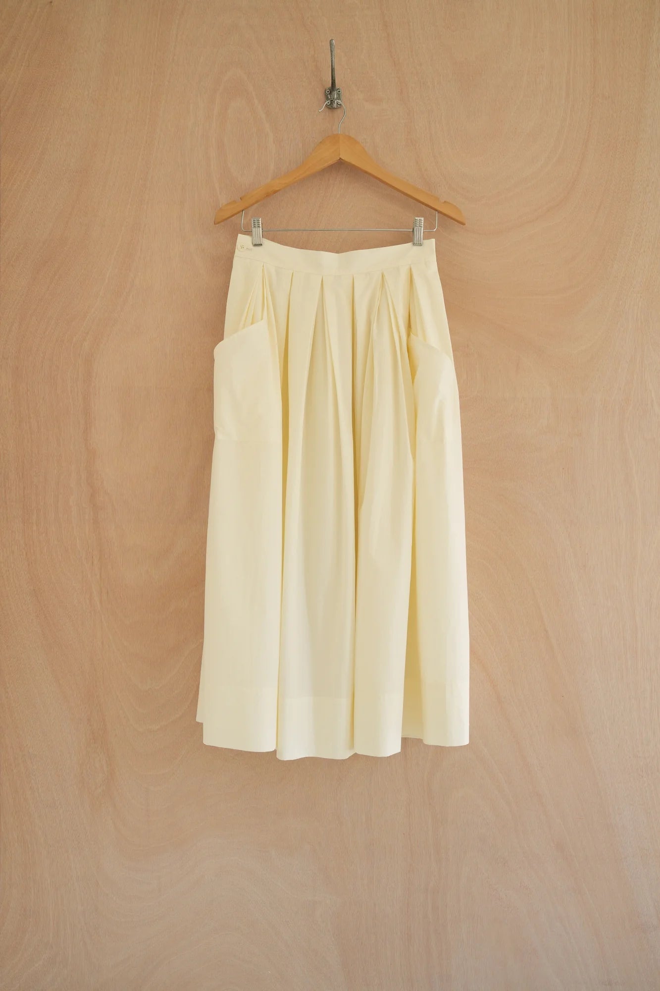 UNISECON Perla skirt in cream, front view