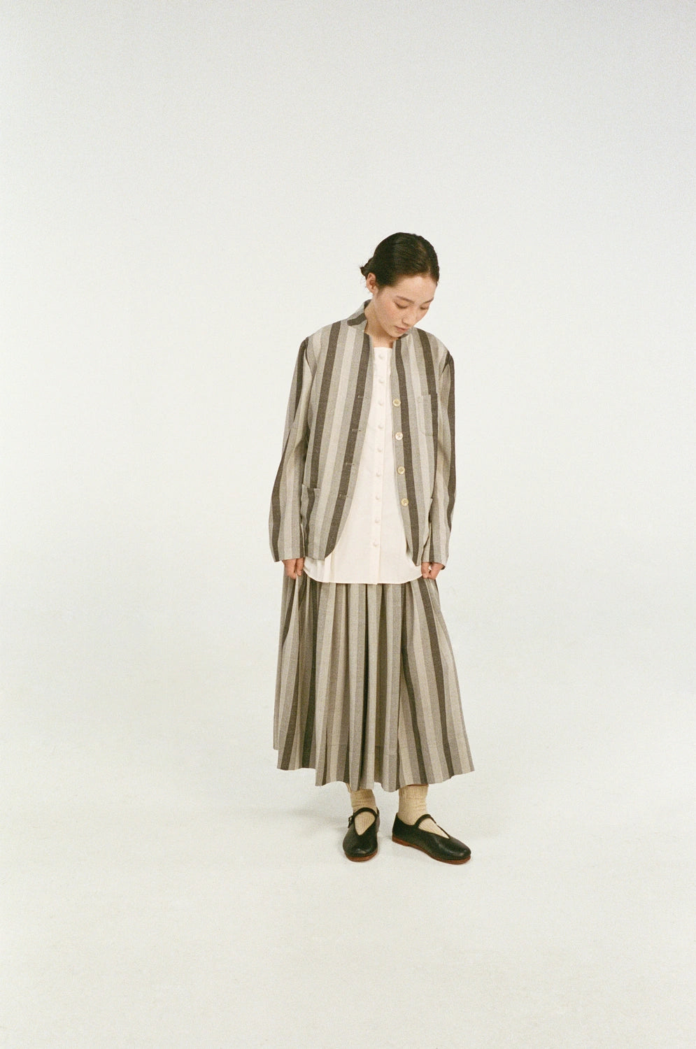 unisecon-perla-skirt-grey-stripes-full-body-front-standing-2