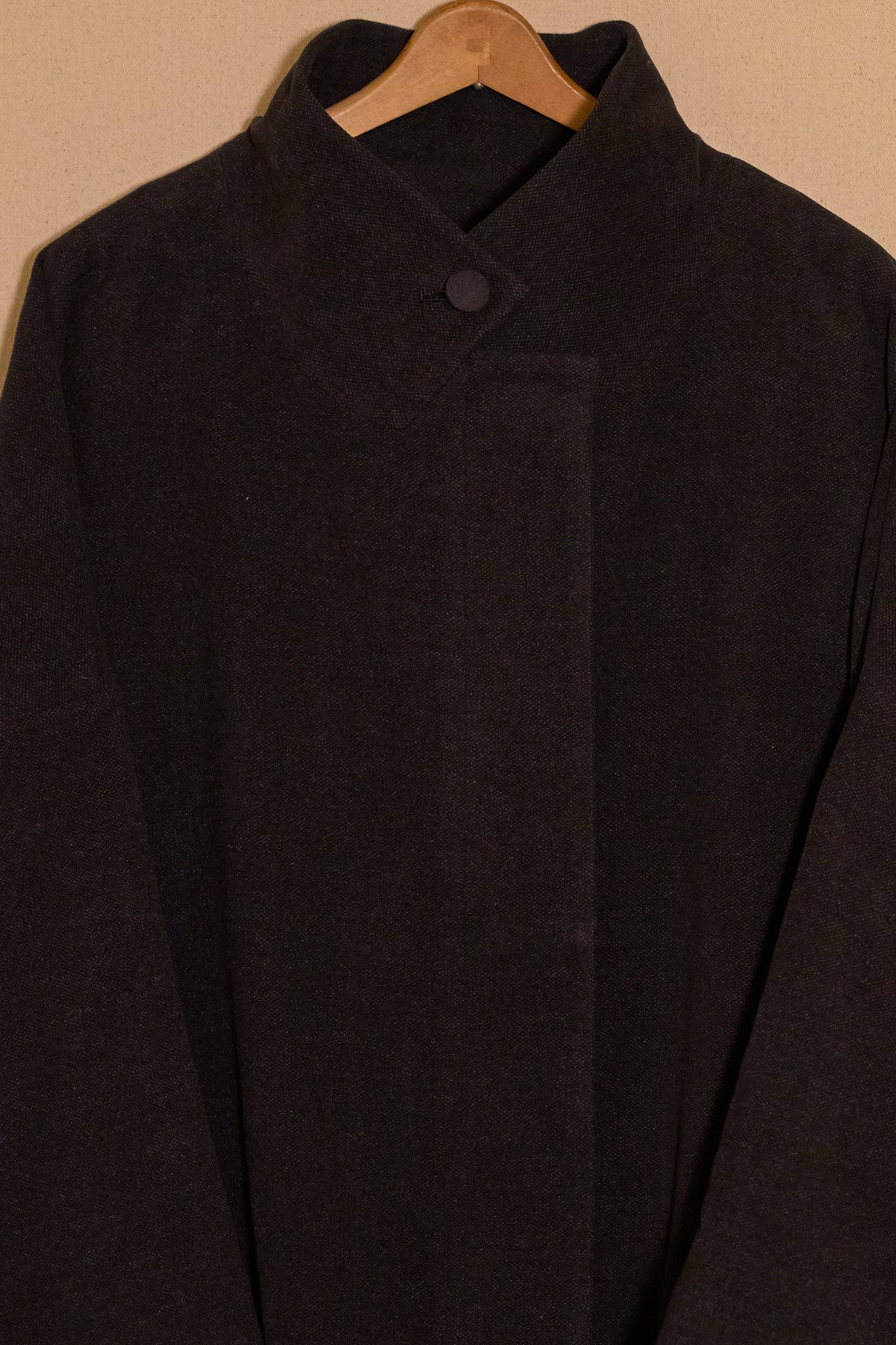 UNISECON Priya coat in black detail view