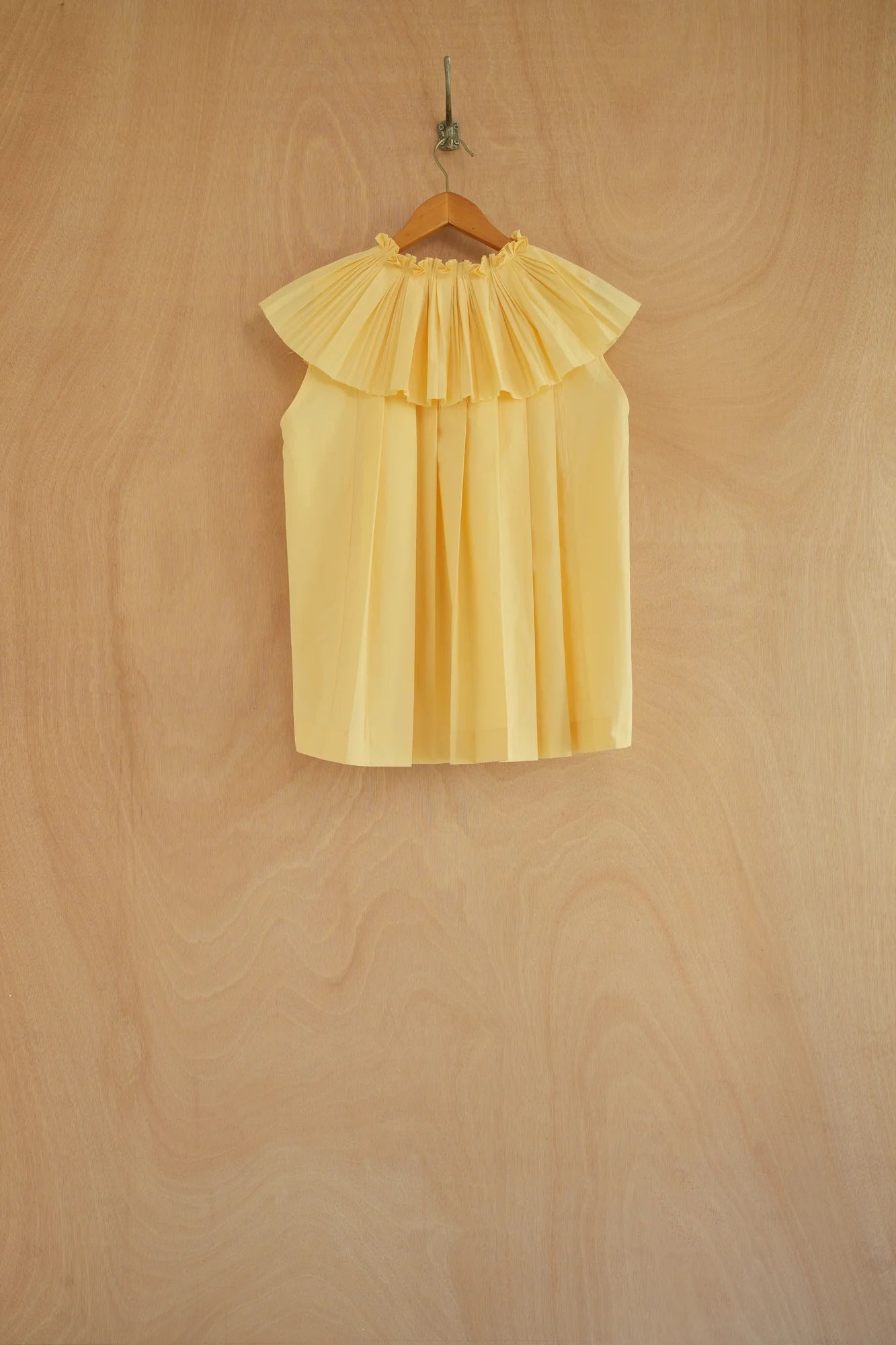 UNISECON Rae top in yellow, front view