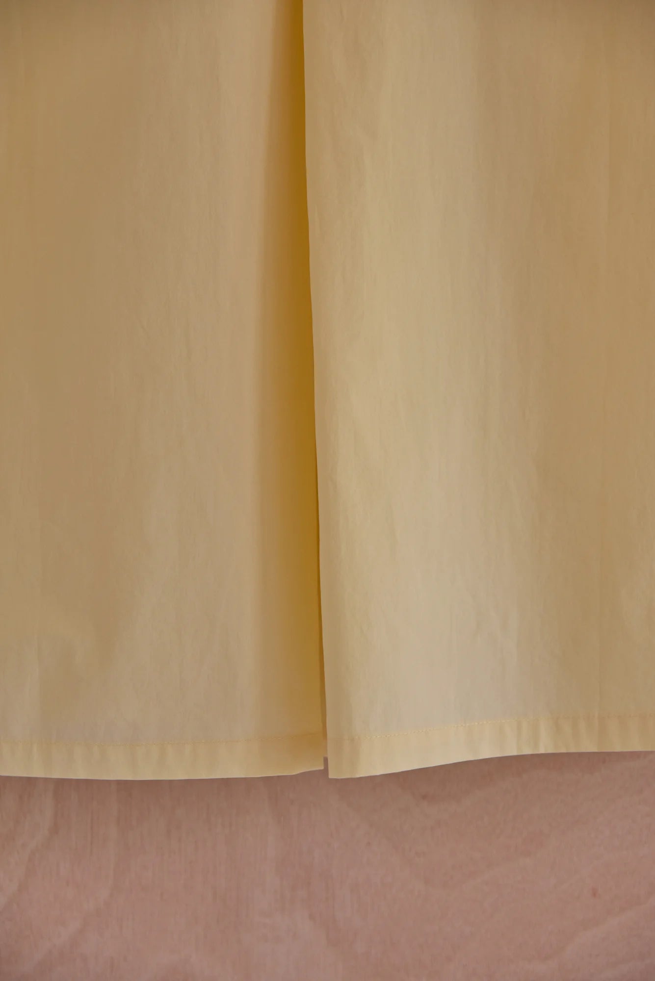 UNISECON Rui top in yellow, detail view