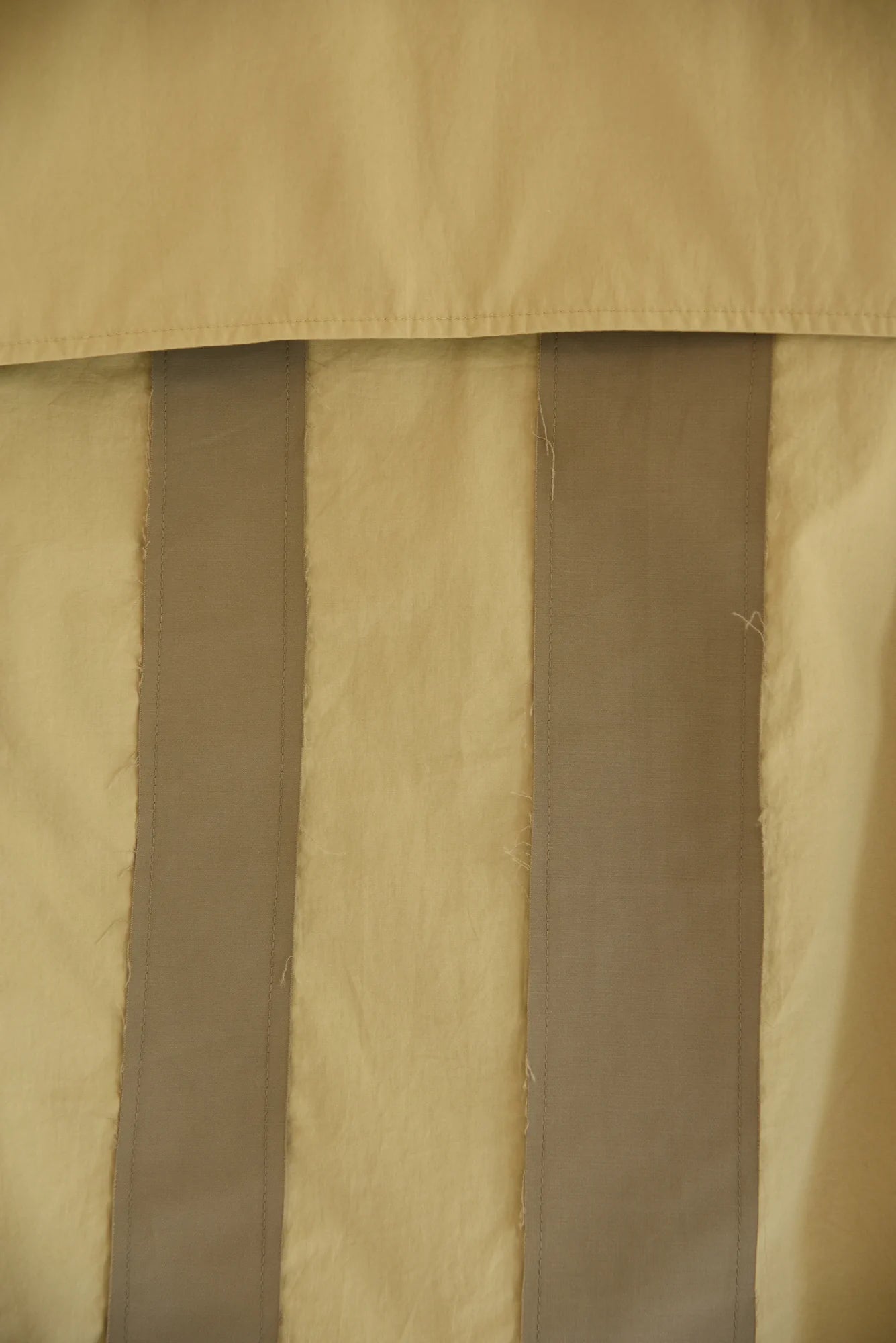 UNISECON Sally top in taupe/olive, detail view 01