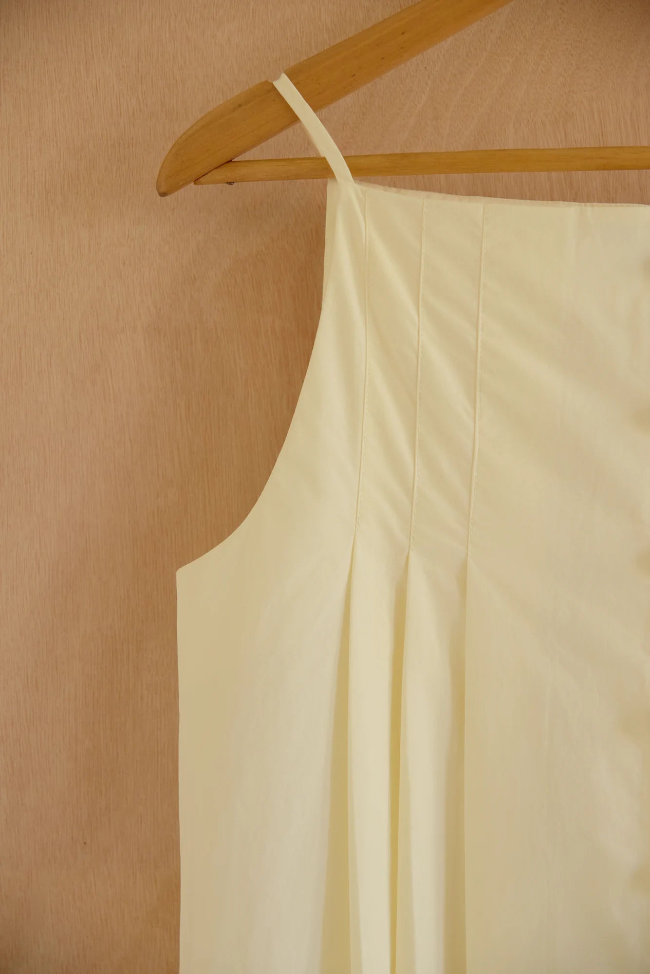 UNISECON Sharrina dress in cream, detail view