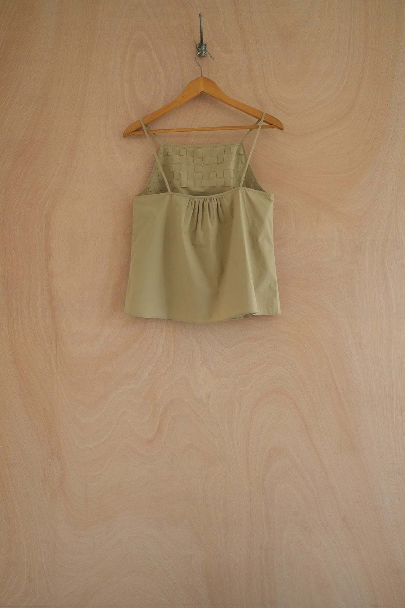 UNISECON Suri top in taupe, back view
