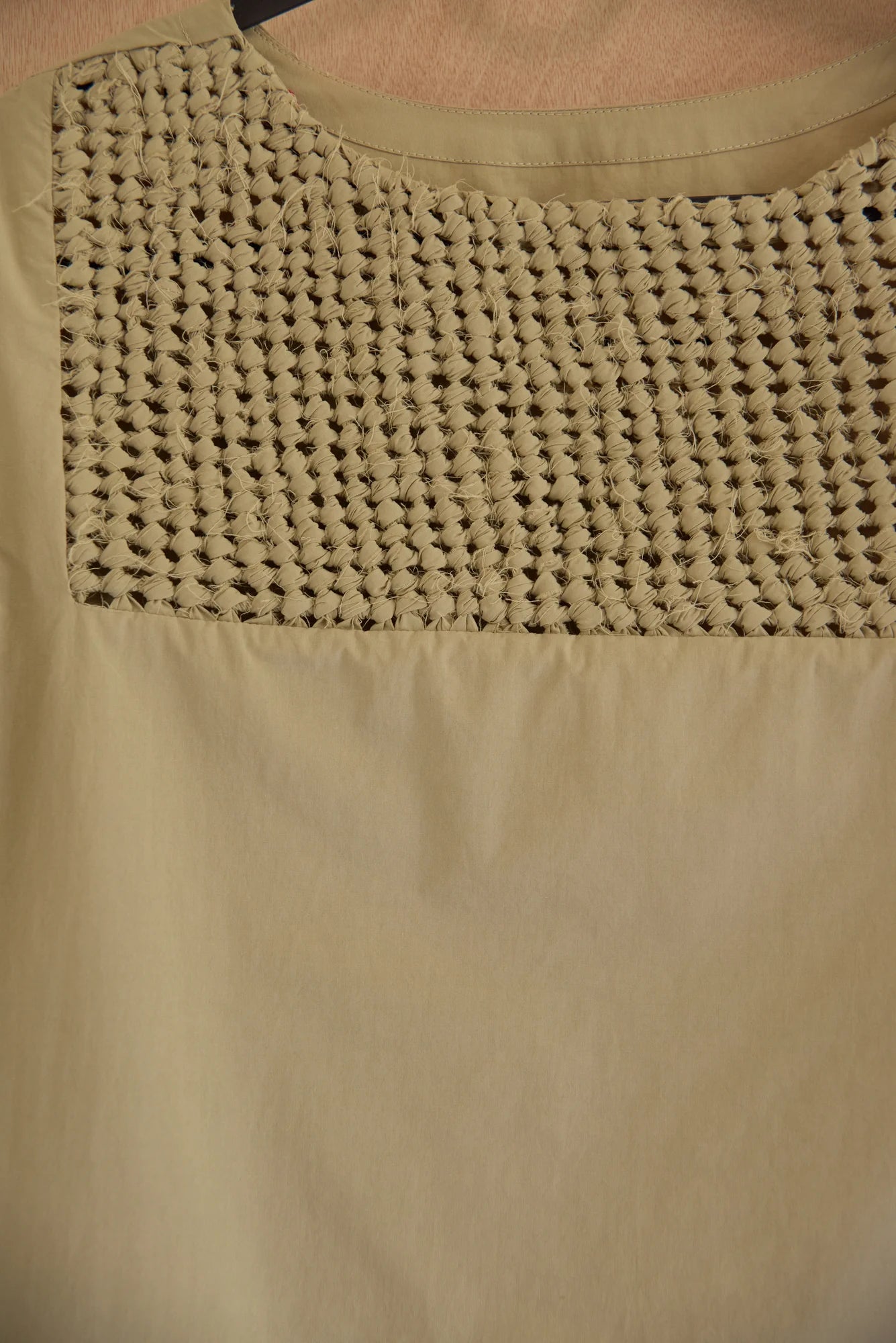 UNISECON Tanner top in taupe, detail view 01