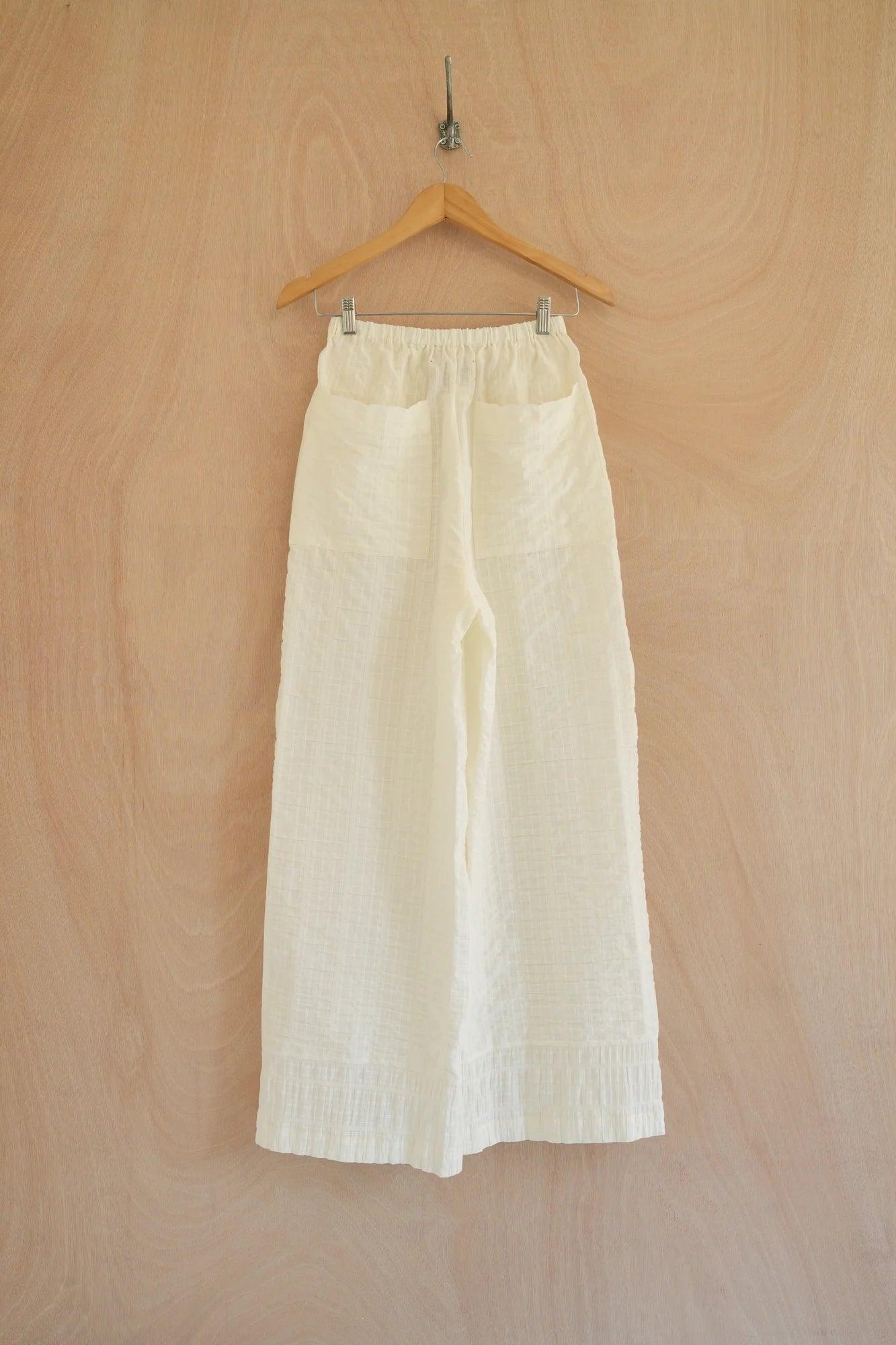 UNISECON Tine pants in white, back view