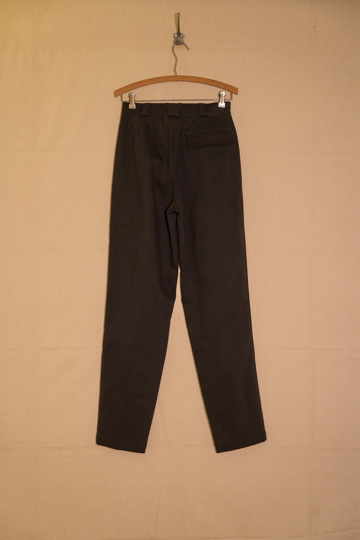 UNISECON Ting pants in black back view