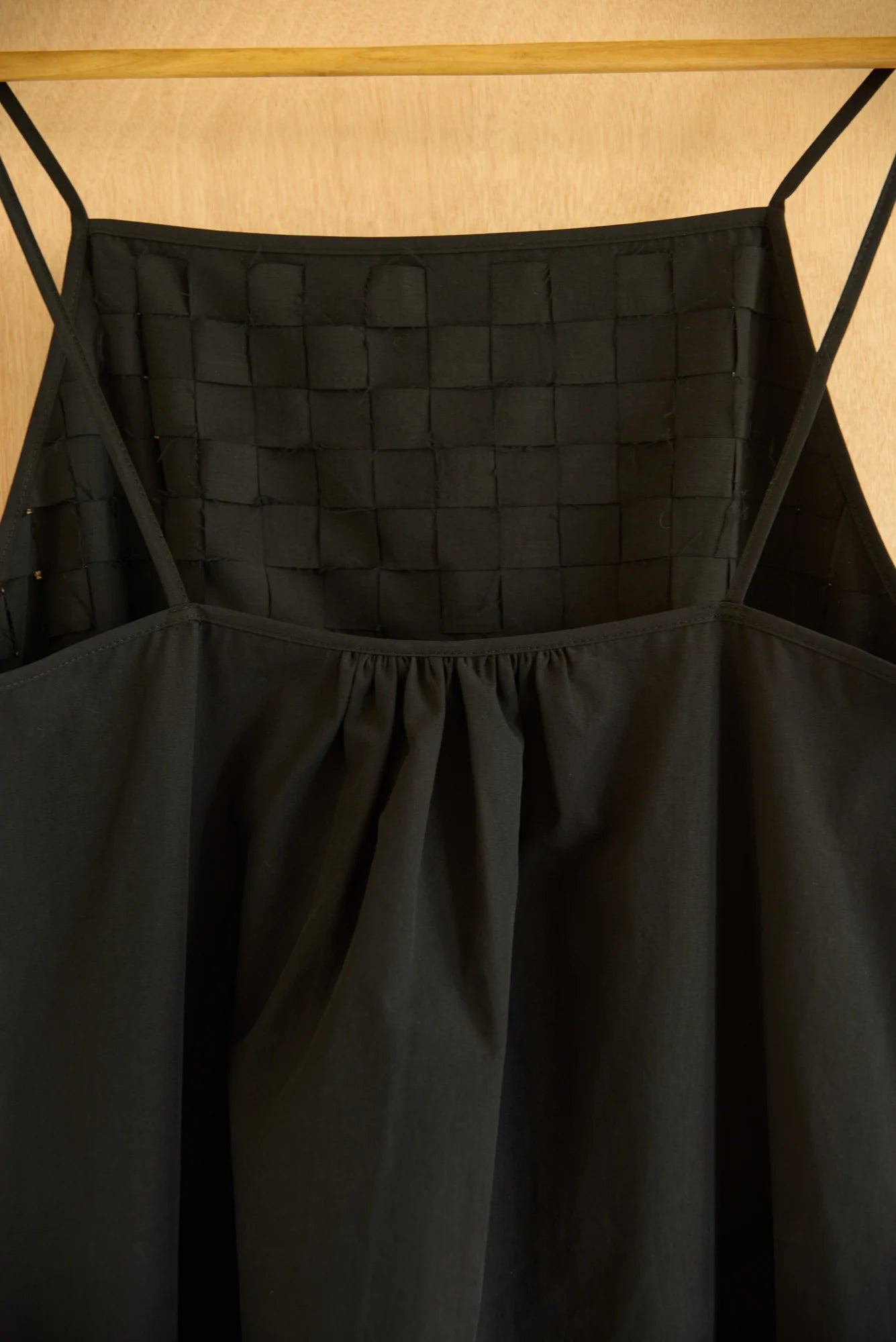 UNISECON voss dress in black, detail view 01
