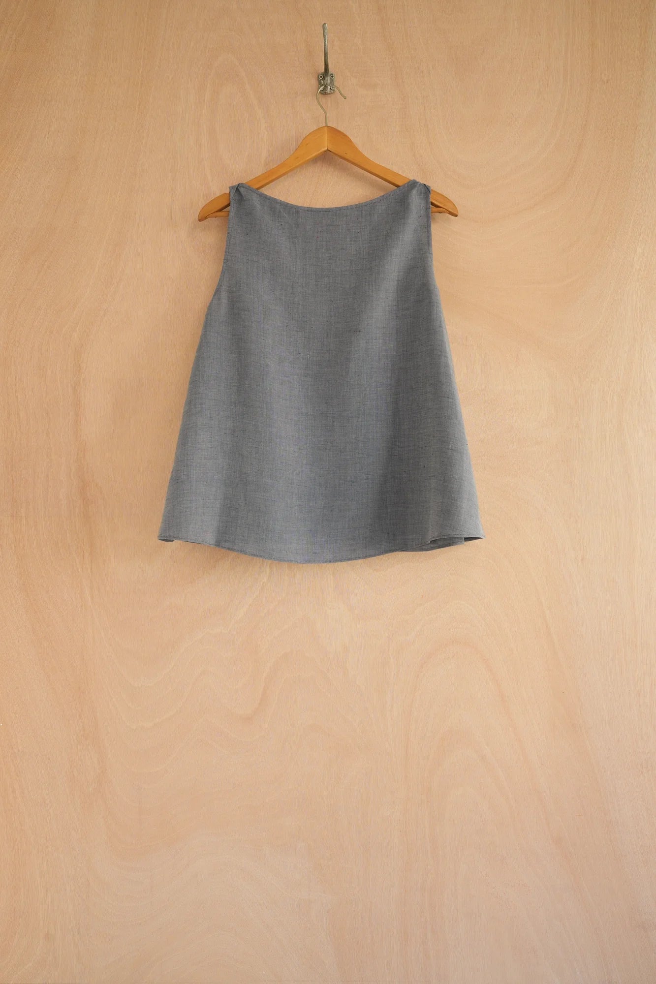 UNISECON Wren top in blue, back view