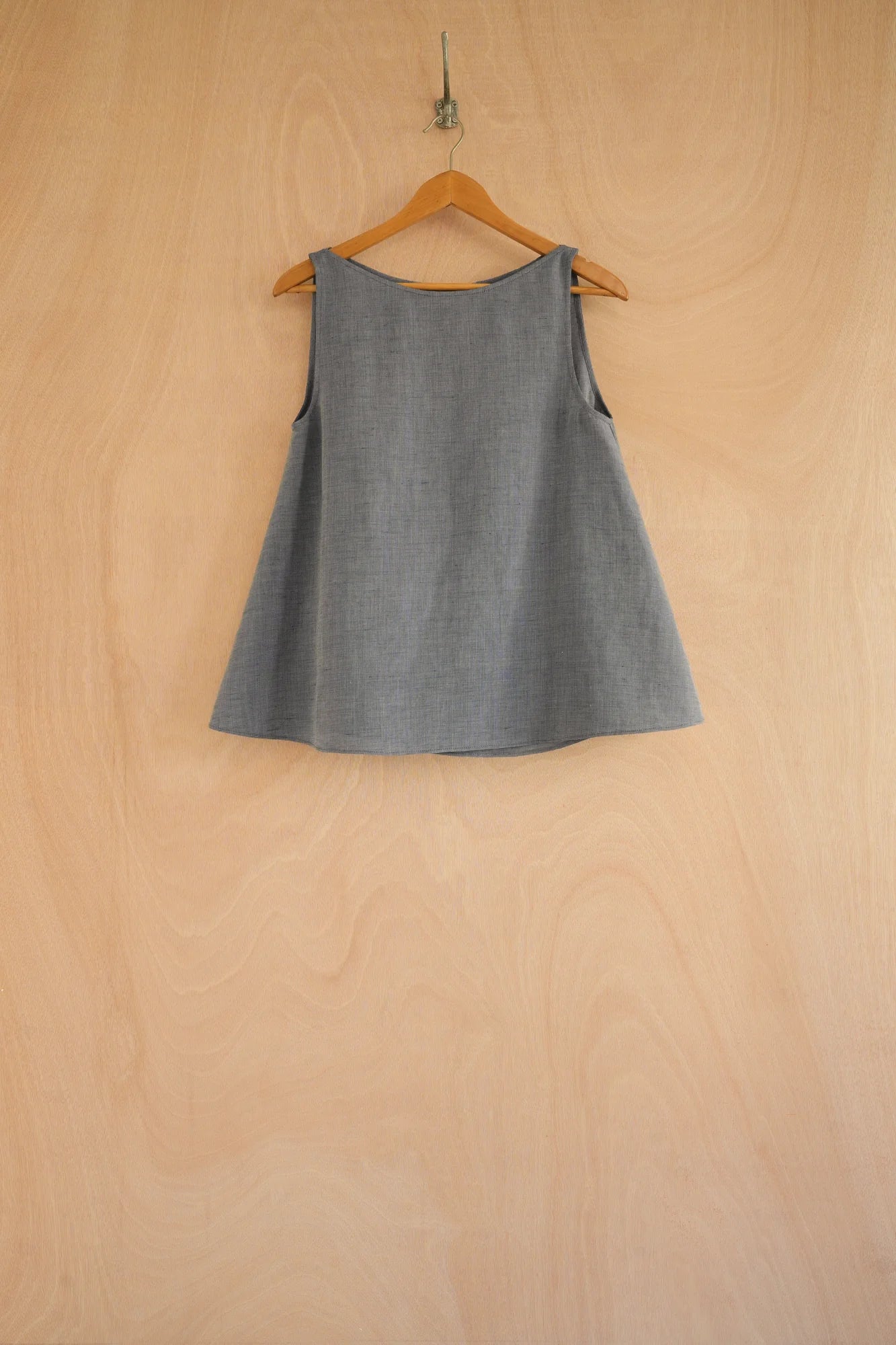 UNISECON Wren top in blue, front view