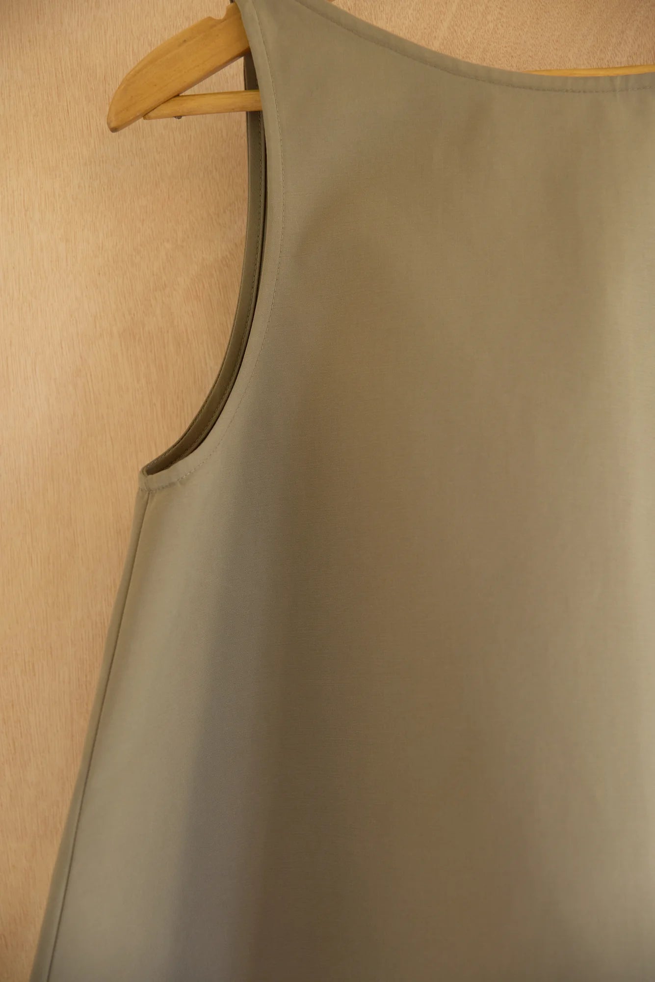 UNISECON Wren top in olive, detail view